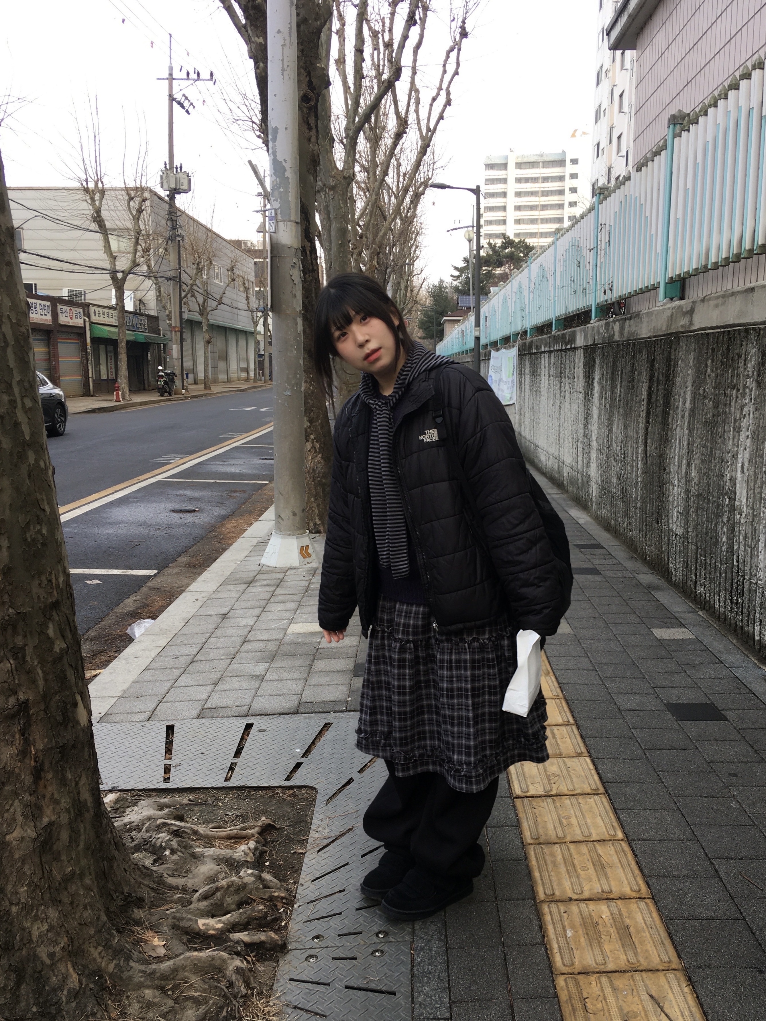 Mischief Lightweight Zip Around Backpack Black 착용 스타일 - 2