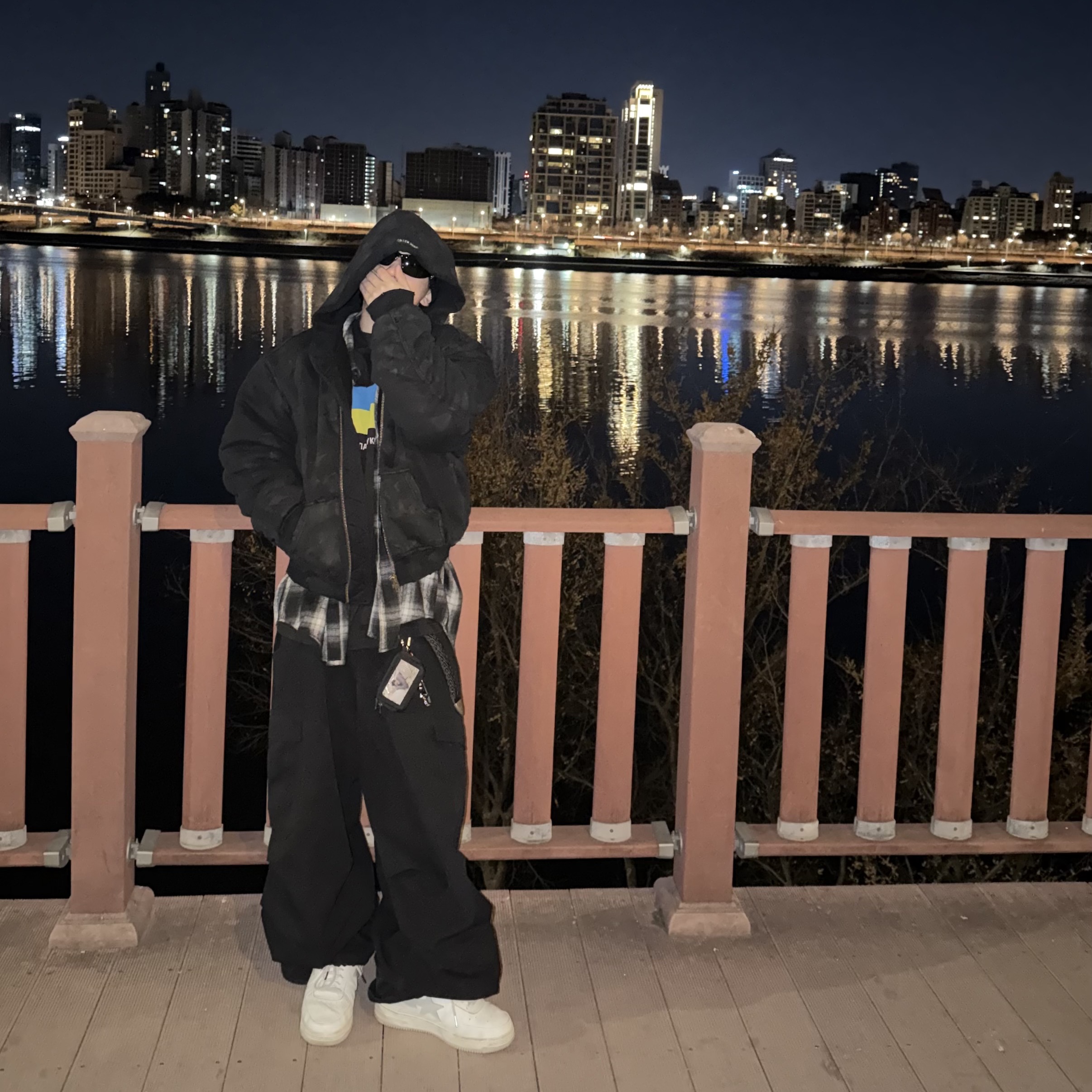 Balenciaga Support Ukraine LS T-Shirt Black, Nonnod Side Zip Cargo Pants Black 착용 스타일 - 1