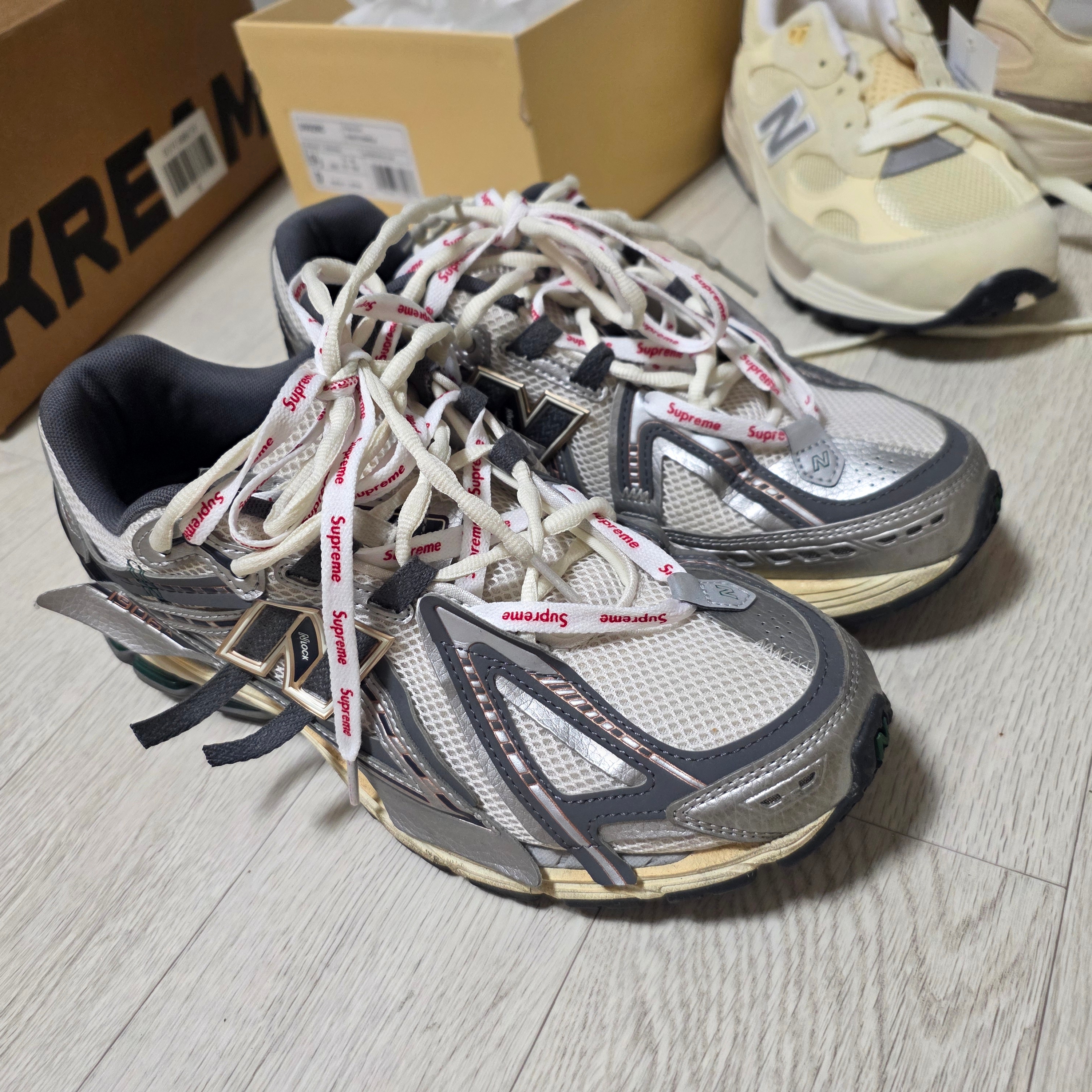 New Balance 1906A Silver Metallic Castlerock, New Balance 992 Made in USA Calcium Raw Cashew 착용 스타일 - 1