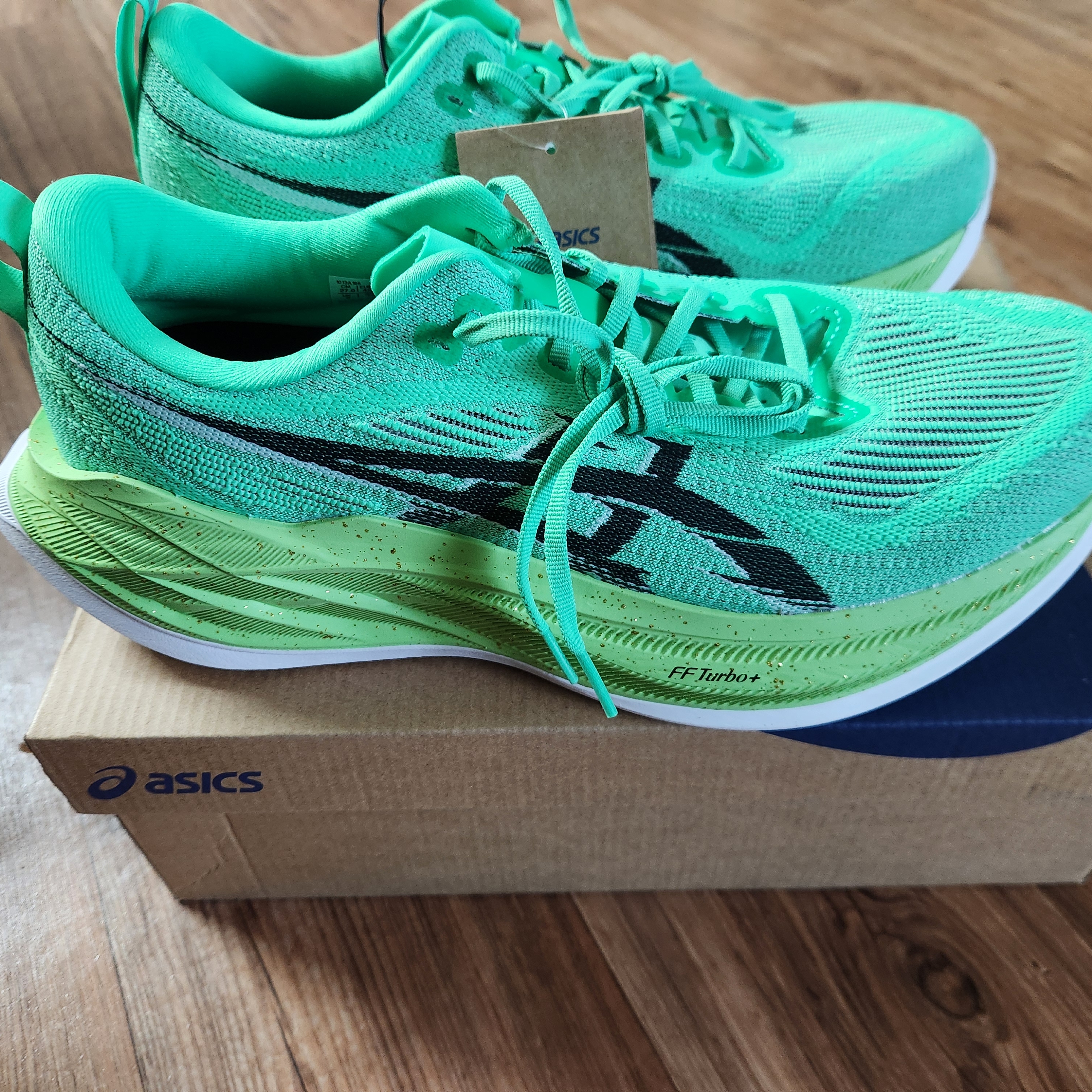 Asics Superblast 2 Ekiden Vital Green Black 착용 스타일 - 2