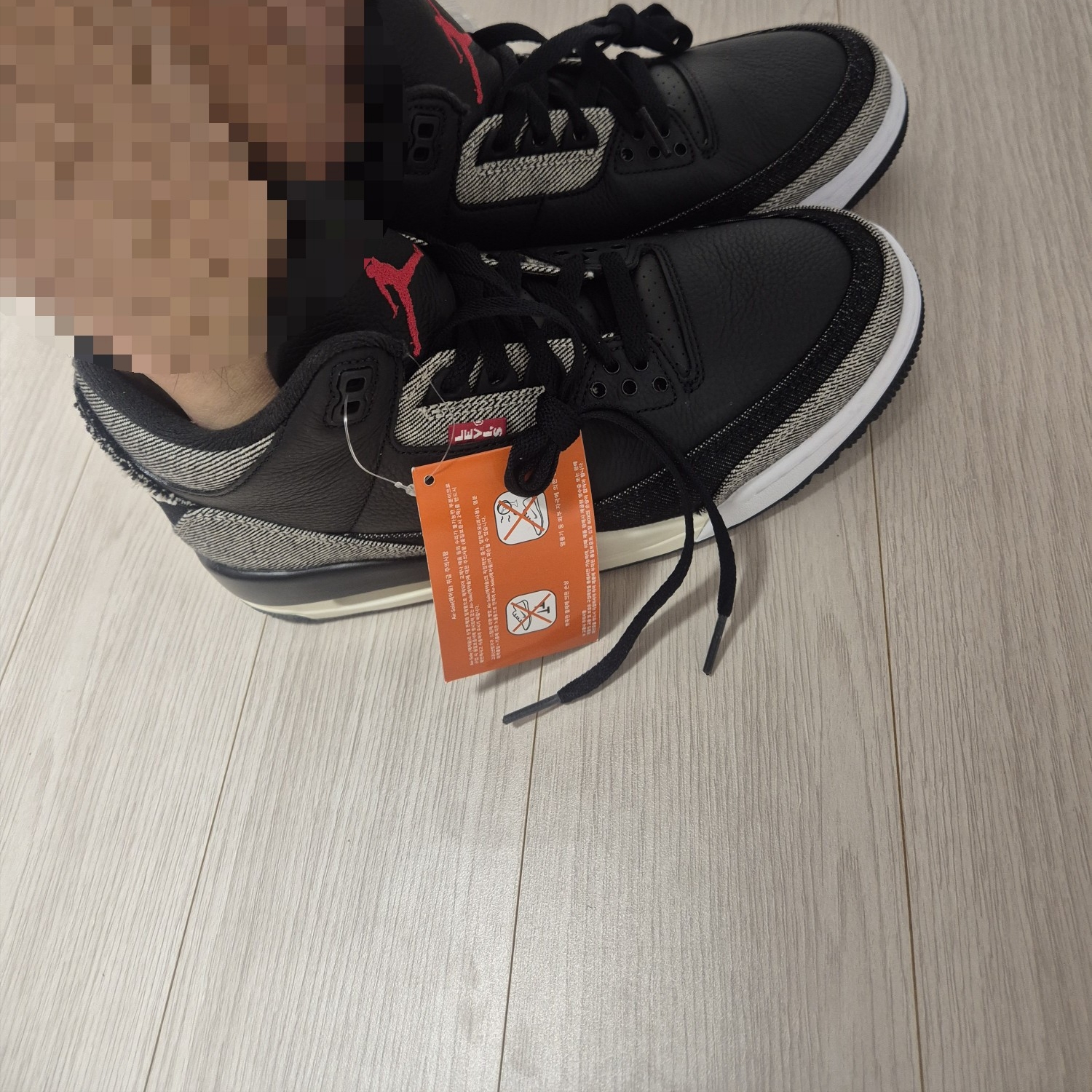 Jordan 3 x Levi’s Black and White 착용 스타일 - 3