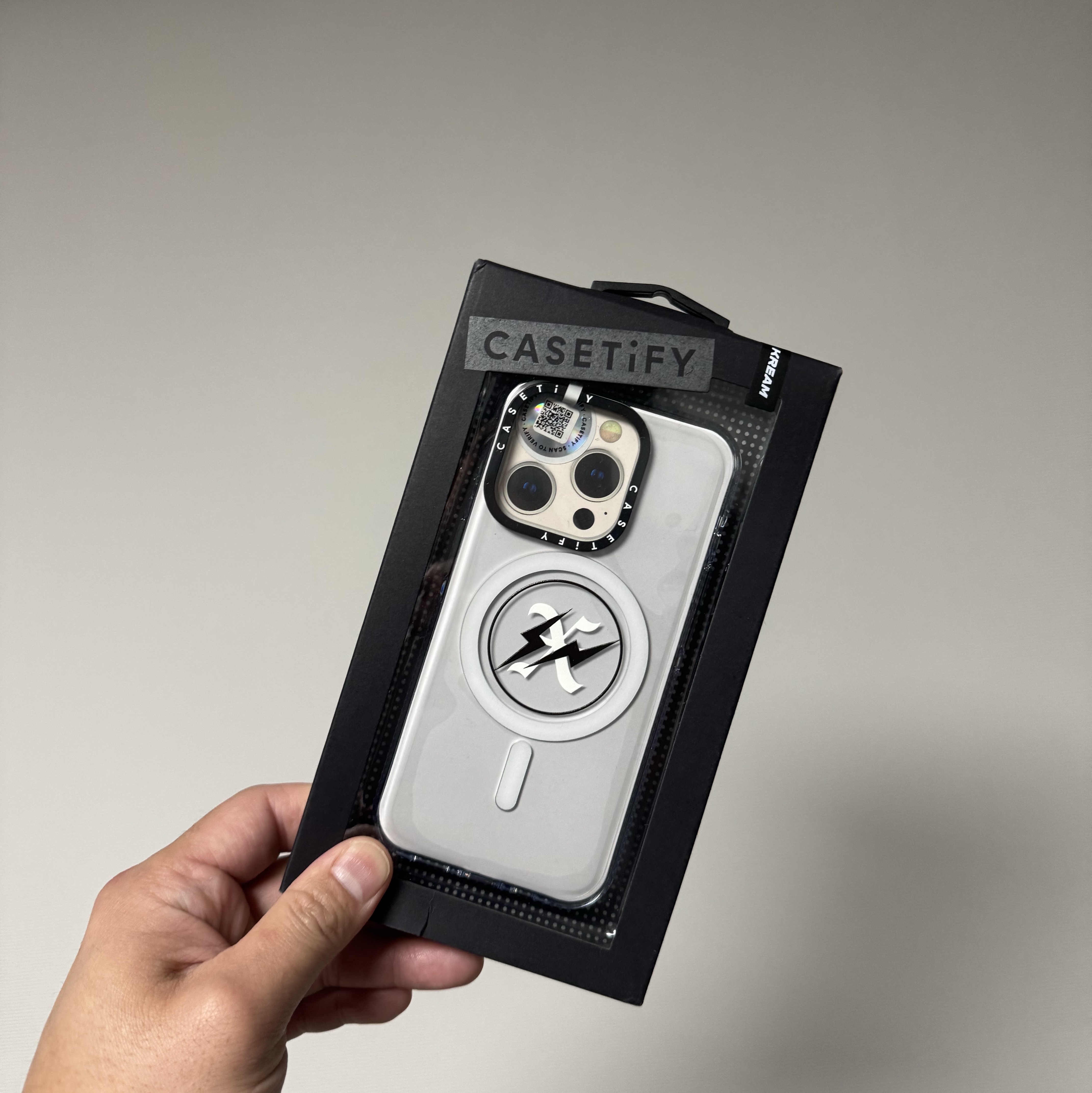 Casetify x Fragment x God Selection XXX 10th Logo Black iphone Magsafe Case Clear 착용 스타일