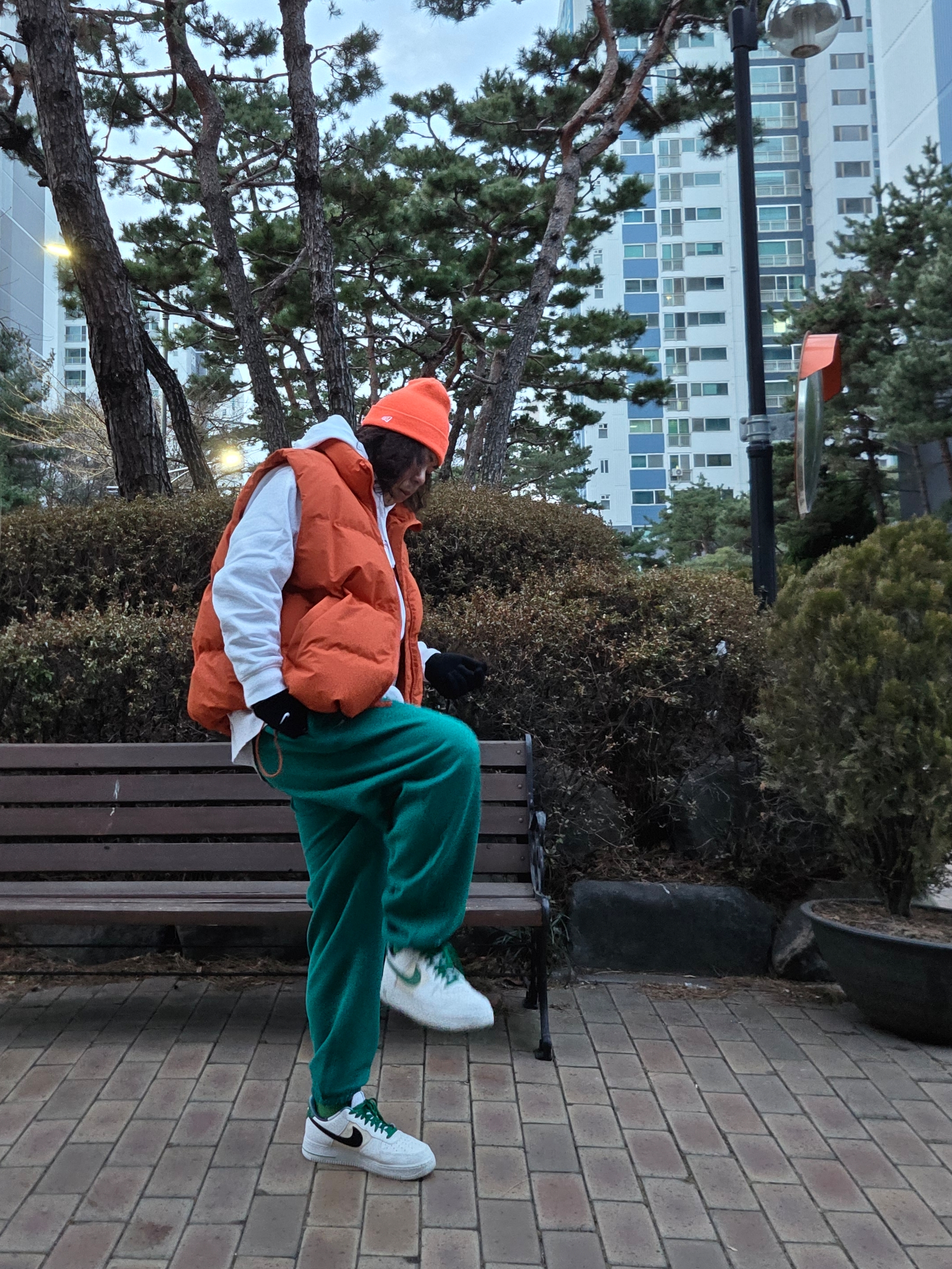 Nike Air Force 1 '07 LV8 EMB White Malachite, Nike NRG Solo Swoosh Fleece Pants Mystic Green - US/EU 착용 스타일 - 3