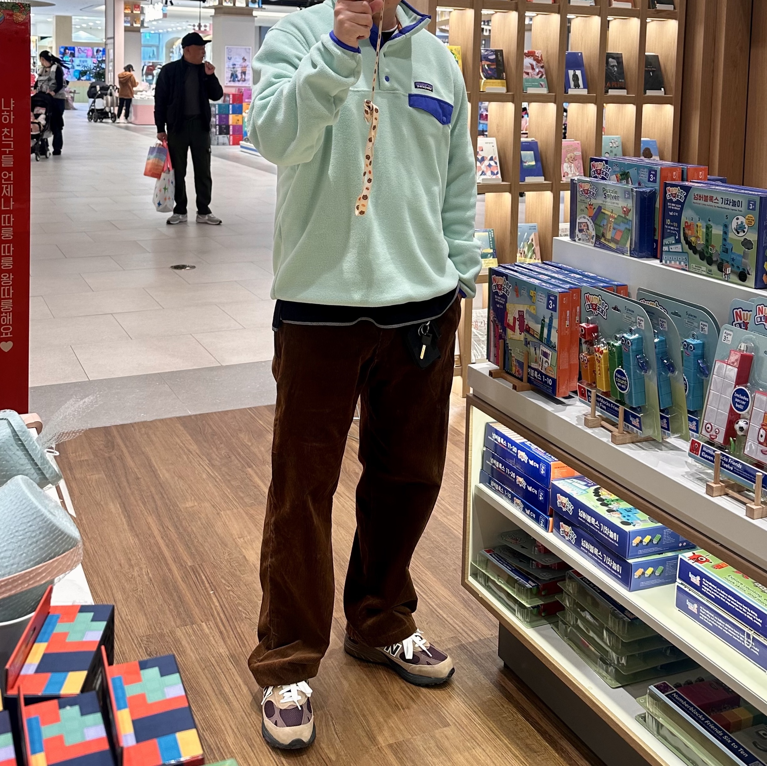 Patagonia Lightweight Synchilla Snap-T Fleece Pullover Rinsed Green, New Balance 993 Made in USA Mushroon Midnight Violet 착용 스타일