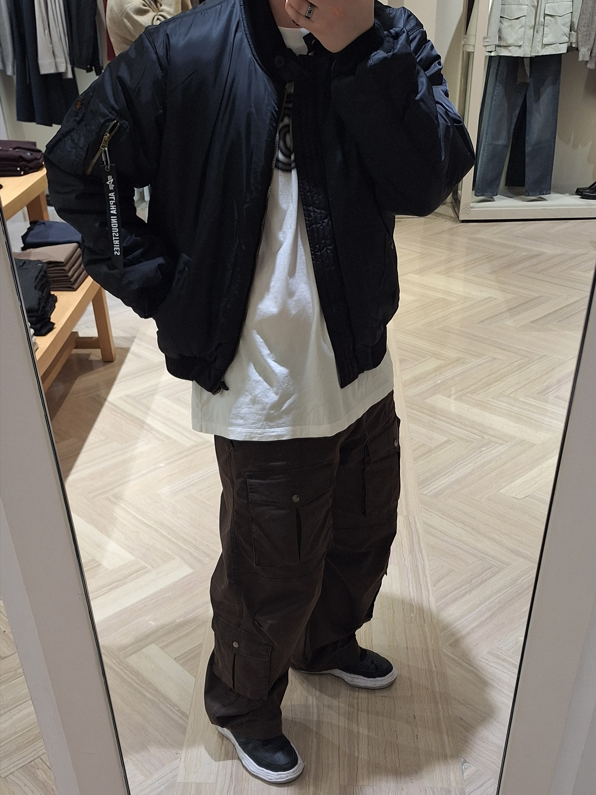 CDG x Alpha Industries Wep Jacket Black, Maison Mihara Yasuhiro Wayne OG Sole Leather Low-top Sneakers Black 착용 스타일 - 4