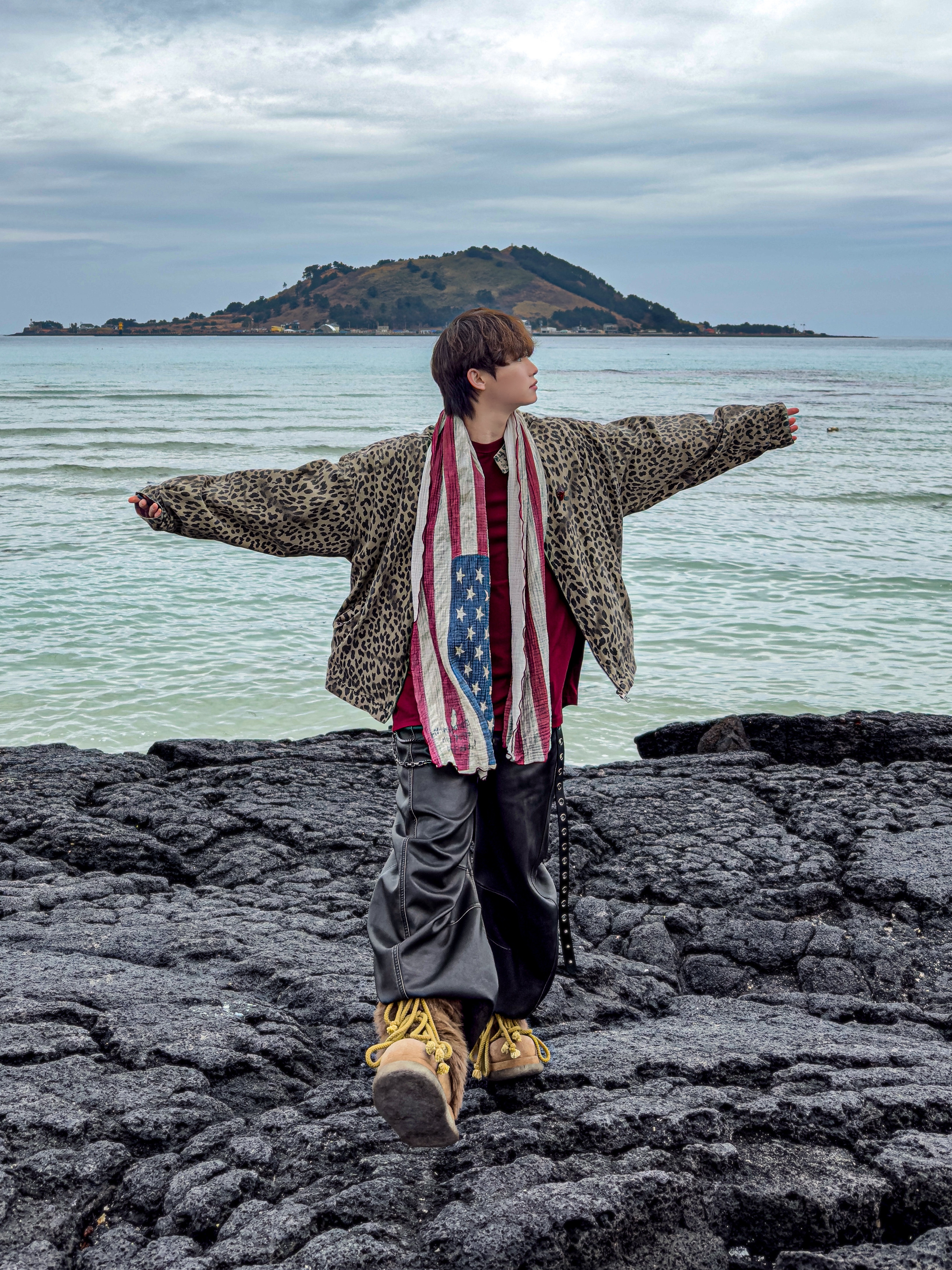 QT8 GARMENTS Washed Leopard Harrington Jacket Beige 착용 스타일 - 1
