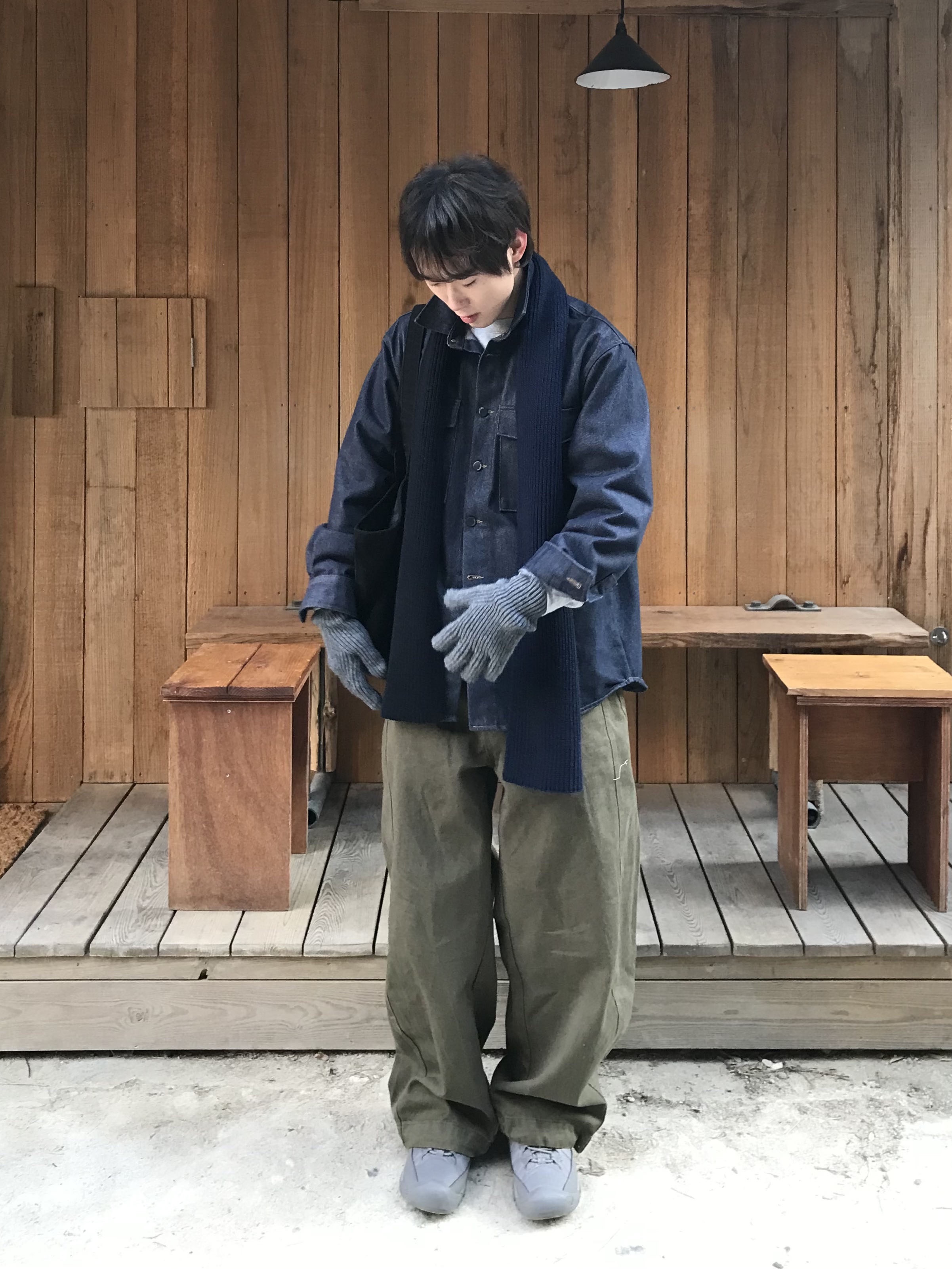 Uniqlo x Kaws Heattech Knit Scarf Navy 착용 스타일 - 2