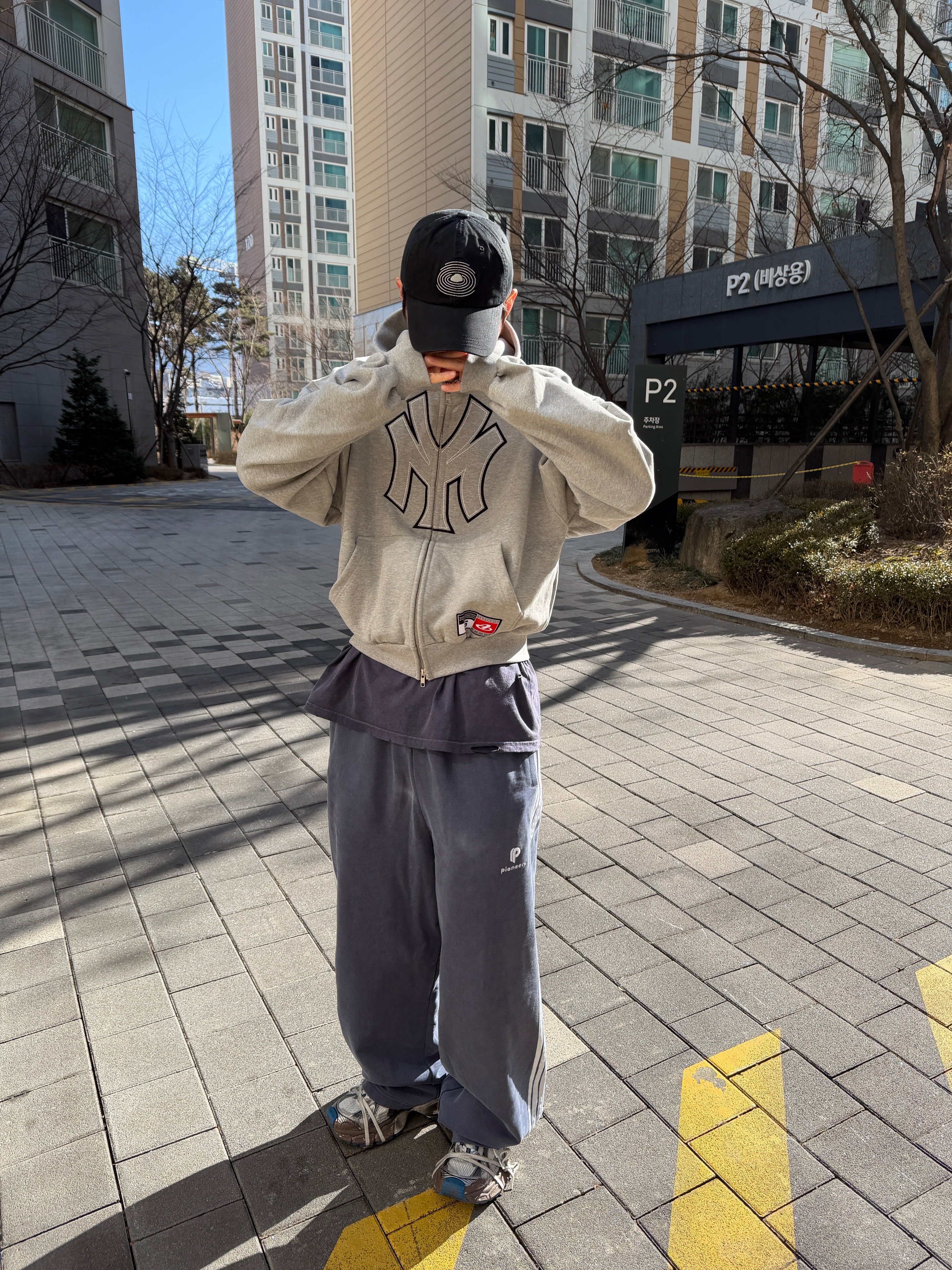 Balenciaga 3XL Sneakers Worn Out Grey White Blue 착용 스타일 - 1