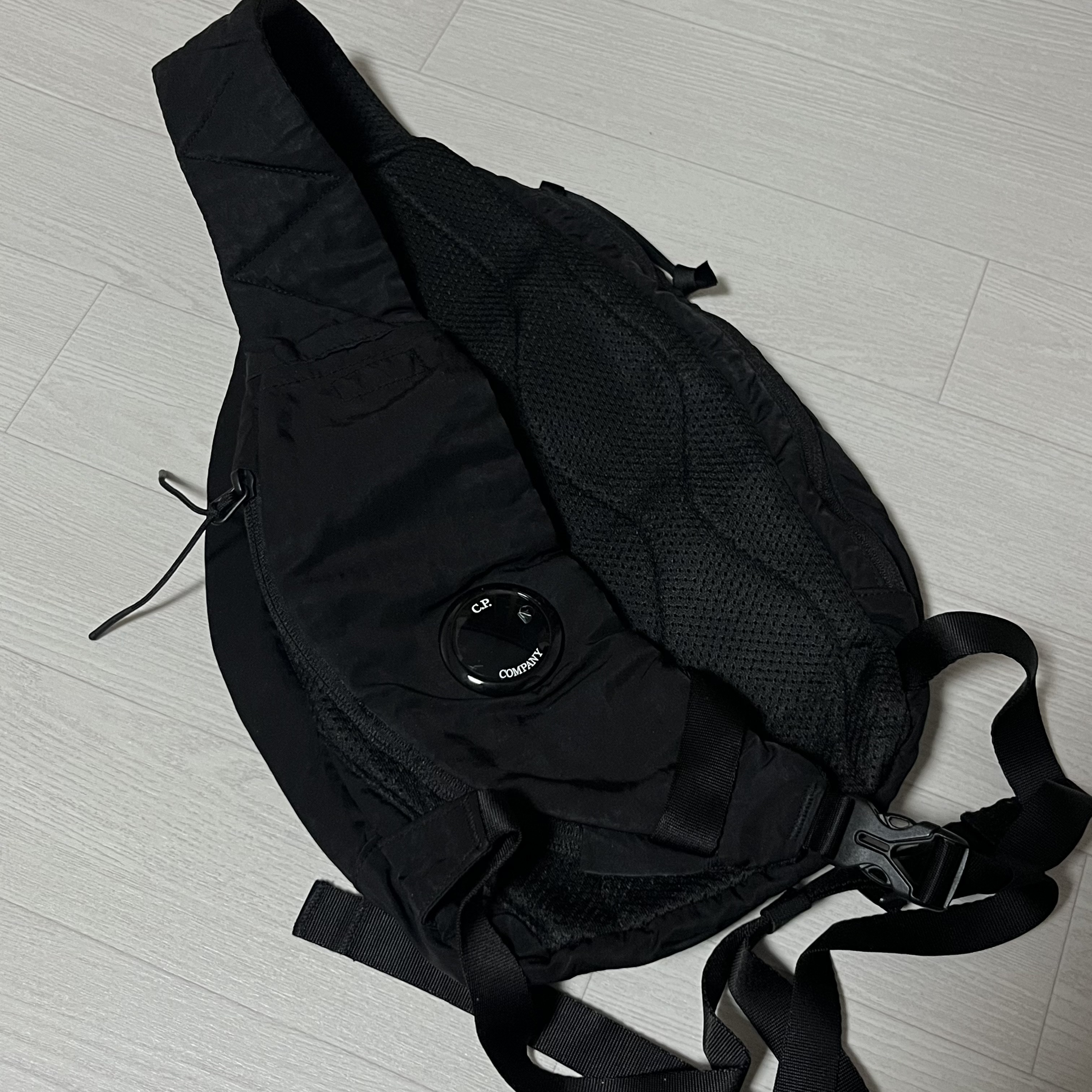 C.P. Company Nylon B Lens Cross Bag Black 착용 스타일 - 2