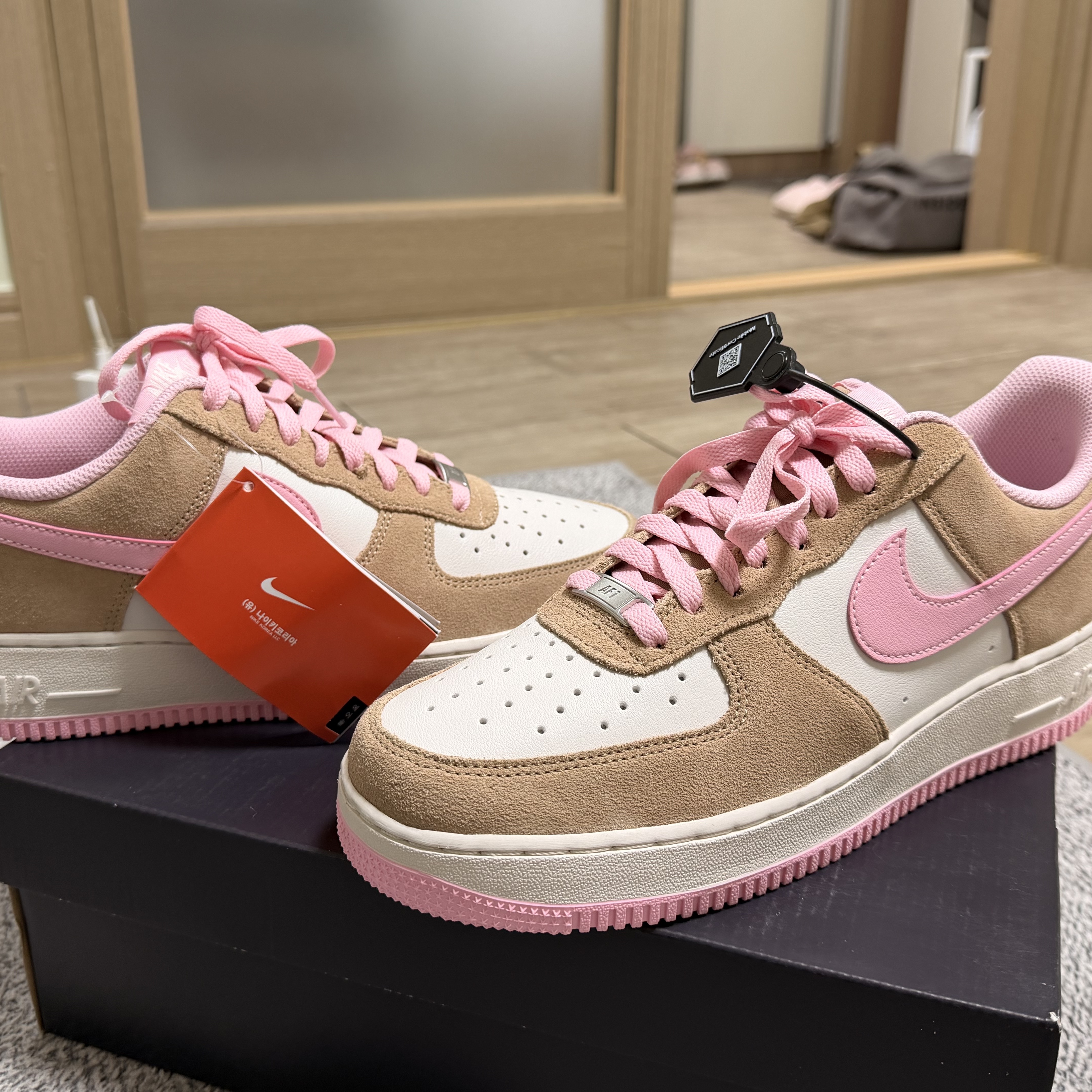 Nike Air Force 1 '07 LV8 Medium Soft Pink Phantom 착용 스타일 - 2