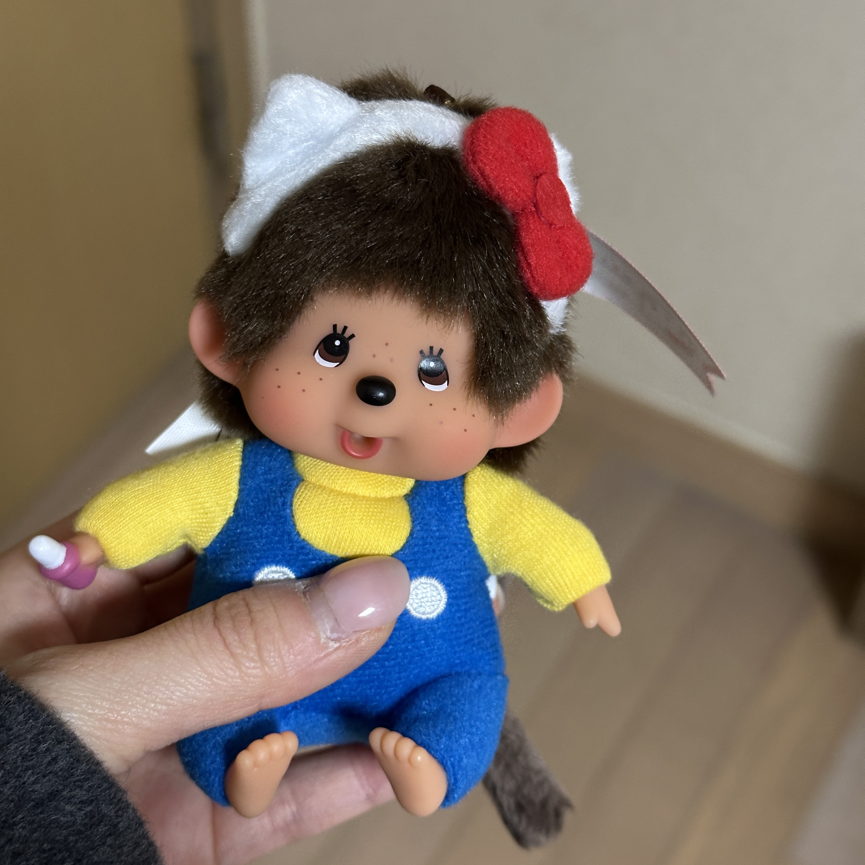 Sanrio Hello Kitty x Monchhichi 50th Anniversary Monchhichi Holder 착용 스타일