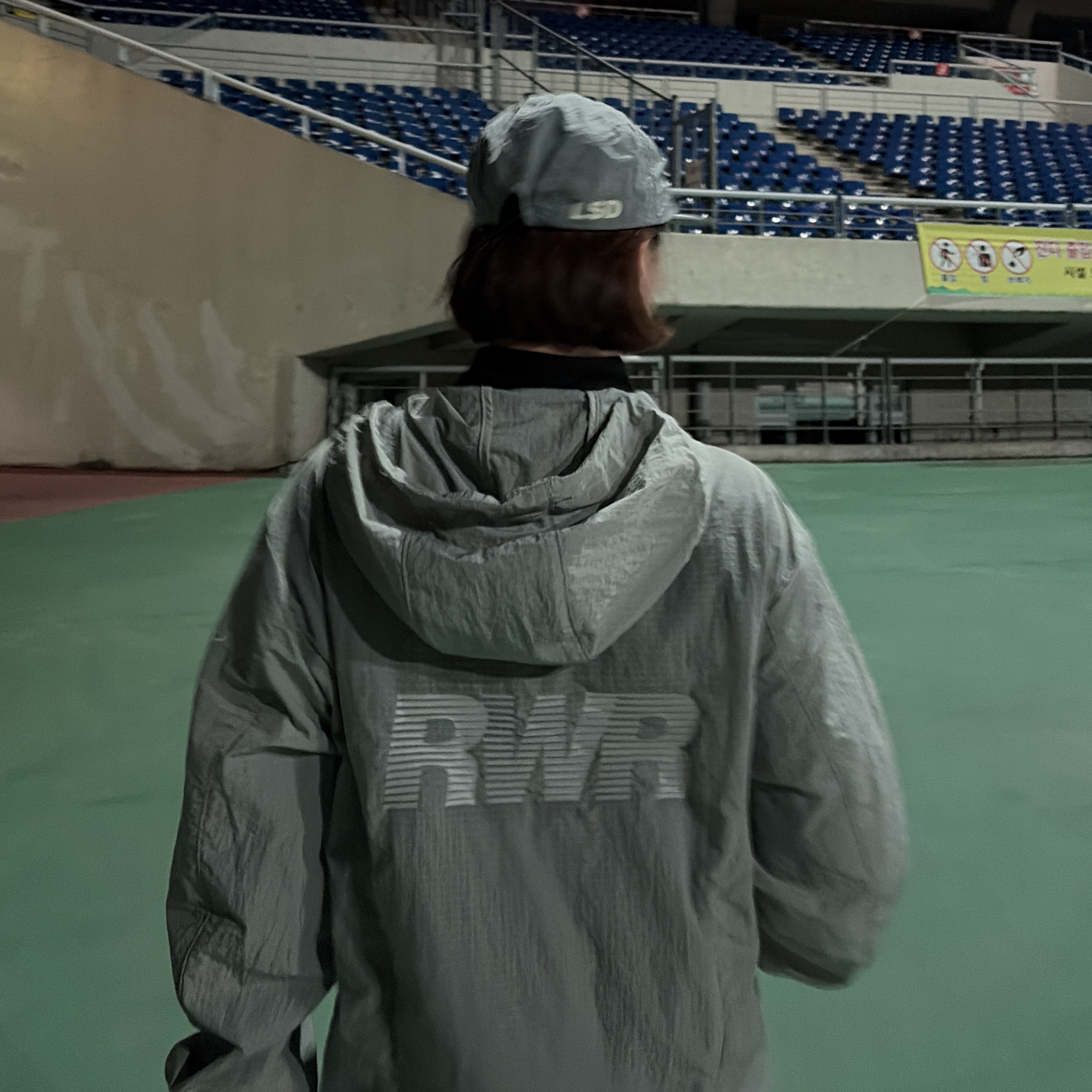 [KREAM 단독] runwhither Windbreaker Jacket V2 Gray, [KREAM 단독] runwhither Printing Cap Gray 착용 스타일 - 1