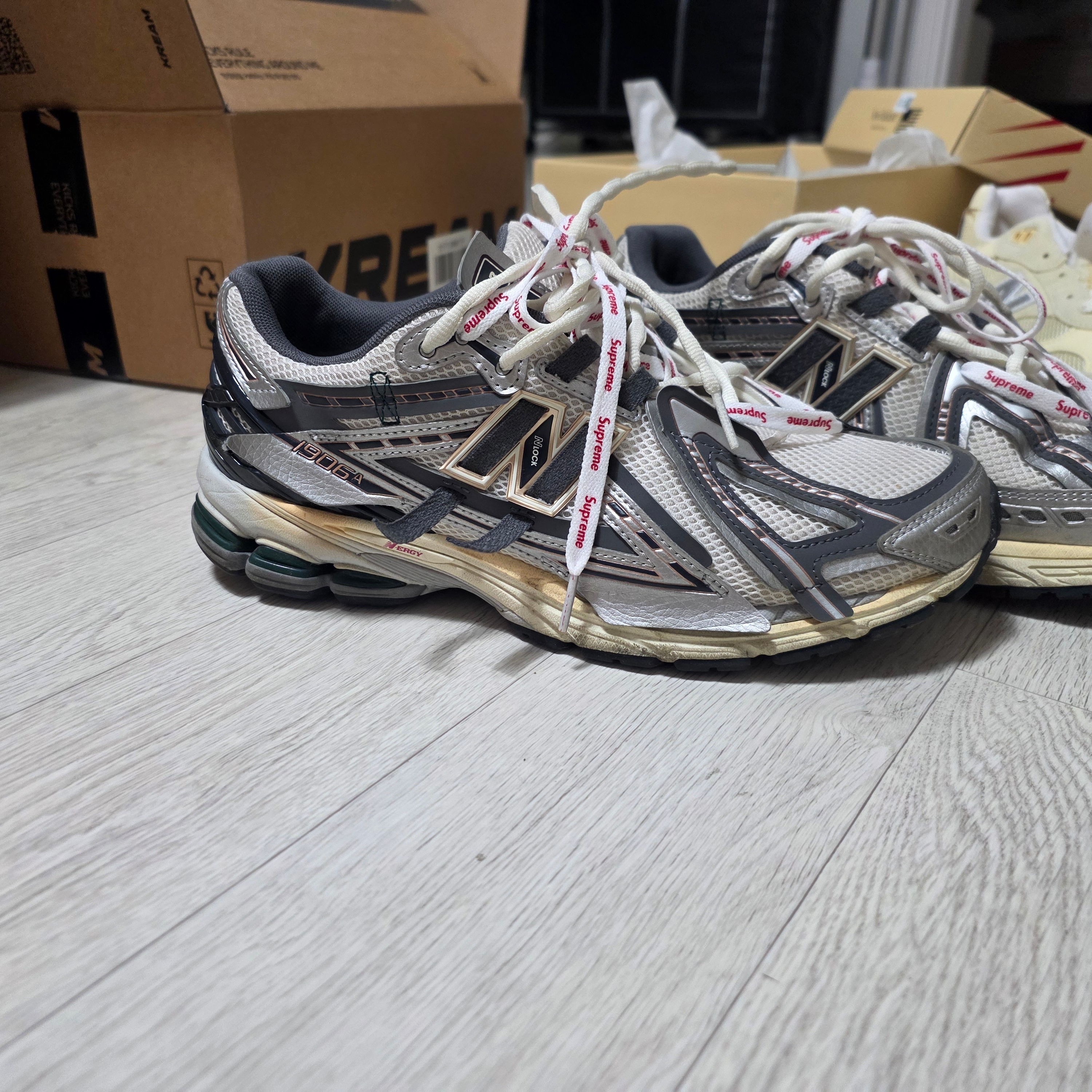 New Balance 1906A Silver Metallic Castlerock, New Balance 992 Made in USA Calcium Raw Cashew 착용 스타일 - 4