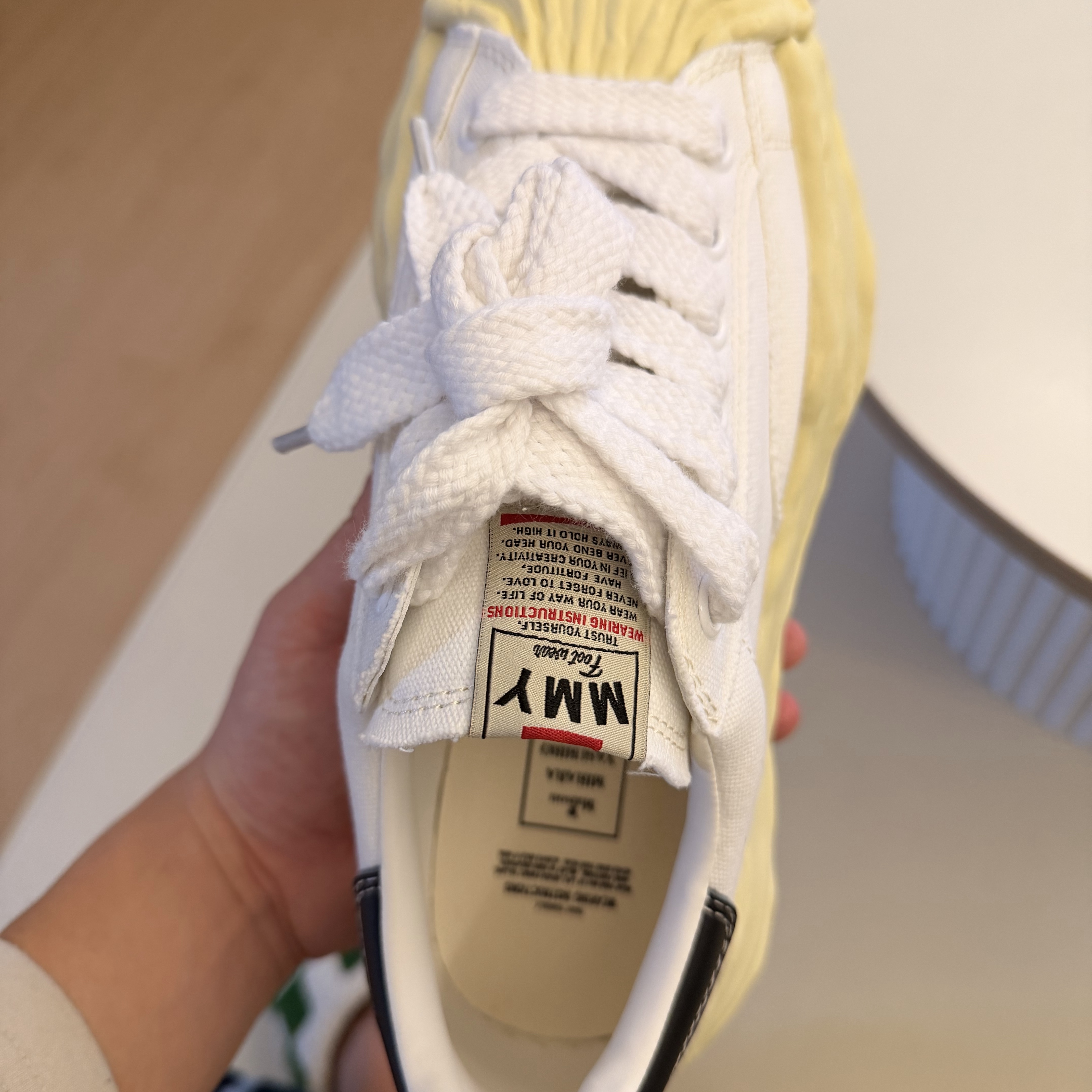 Maison Mihara Yasuhiro Blakey VL OG Sole Canvas Low-top Sneakers White 착용 스타일 - 2