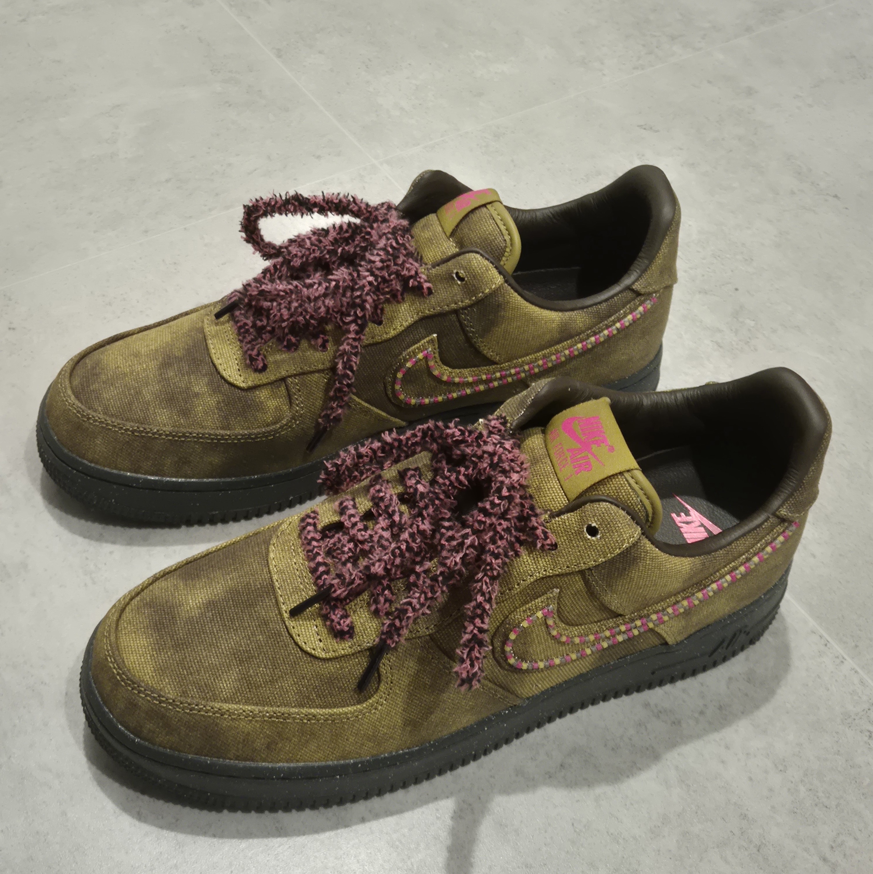 Nike Air Force 1 '07 Low Boucle Baroque Brown and Desert Moss 착용 스타일