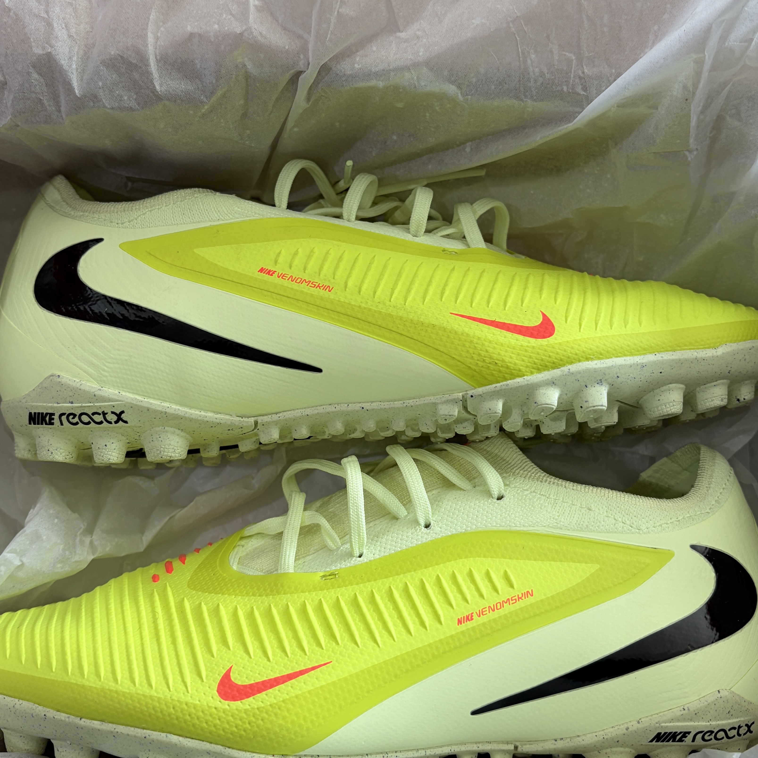 Nike ReactX Phantom 6 Low Pro TF Hyper Crimson Limelight 착용 스타일