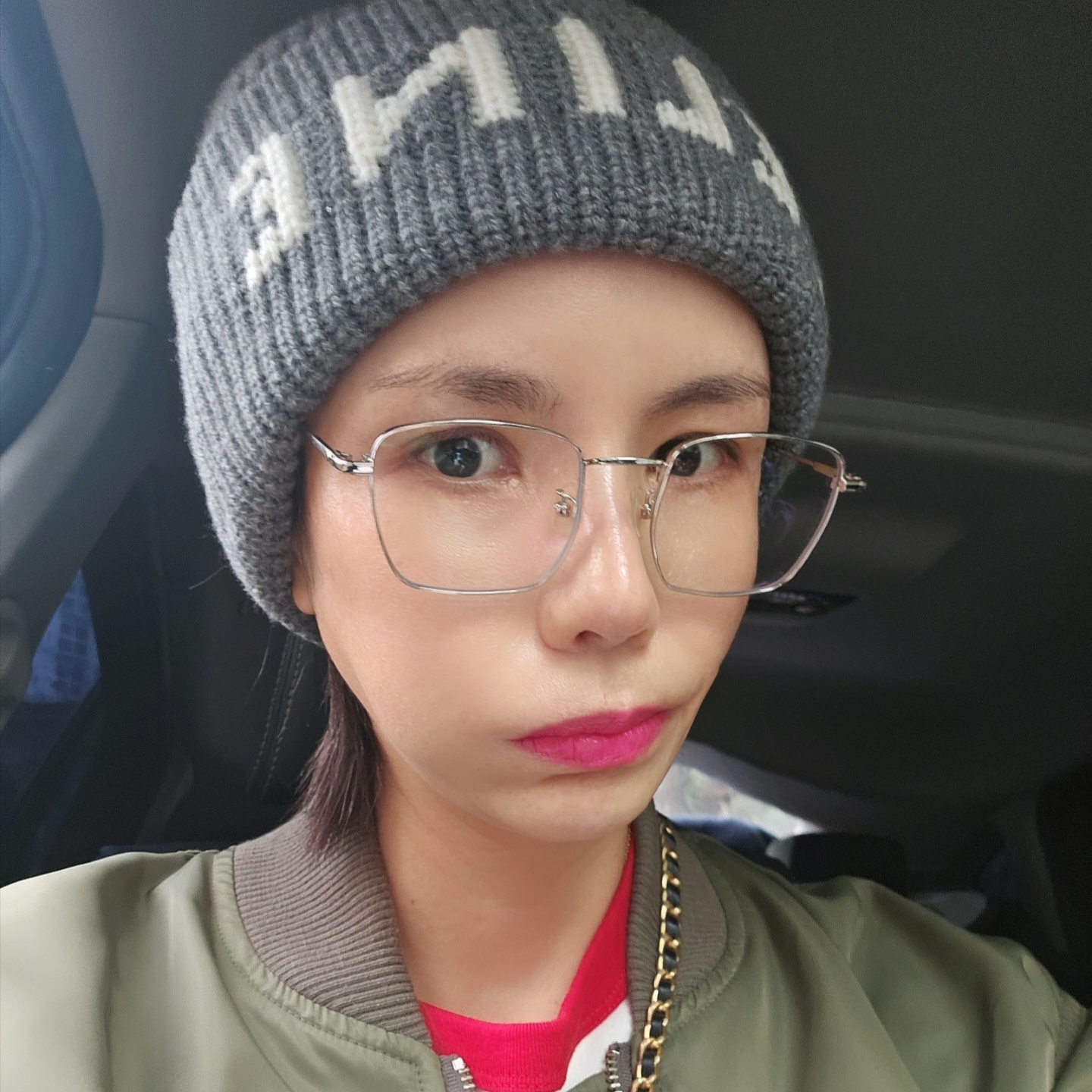 Celine Beanie in Wool Cashmere Black White, Dior B25 Runner Sneakers Black Suede White Technical Mesh Black Dior Oblique Canvas 착용 스타일 - 1