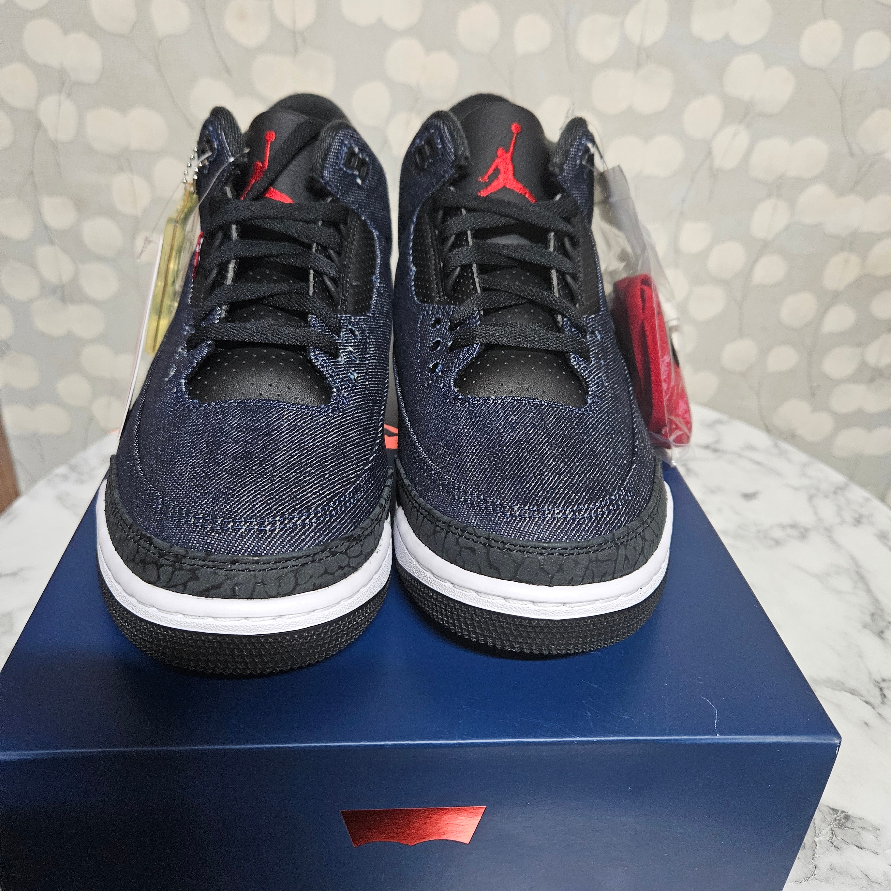 Jordan 3 x Levi’s Indigo and Gym Red 착용 스타일 - 2