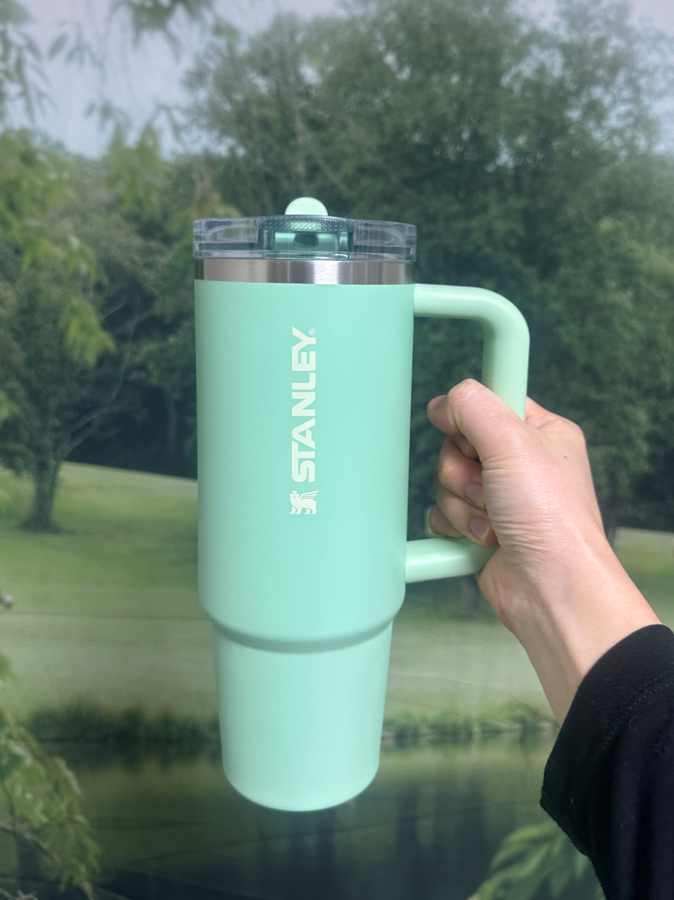 Stanley The Quencher Protour Flip Straw Tumbler 887ml Pistachio 착용 스타일