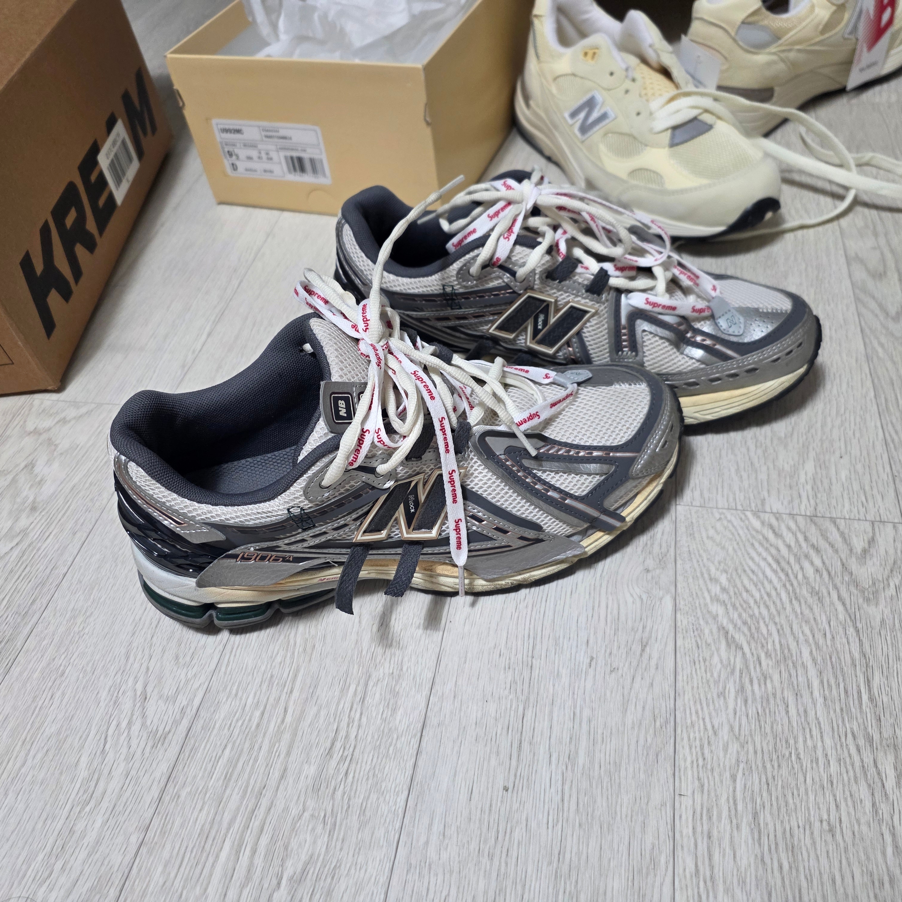 New Balance 1906A Silver Metallic Castlerock, New Balance 992 Made in USA Calcium Raw Cashew 착용 스타일 - 3