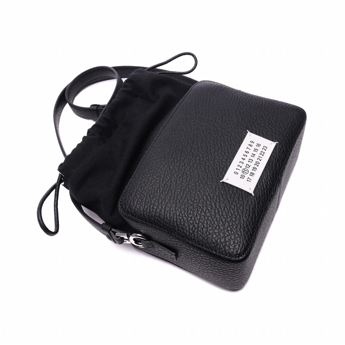 [25% 쿠폰] 메종 마르지엘라 로고 크로스바디백 블랙([25% 쿠폰] Maison Margiela Logo Crossbody Bag Black) - 4