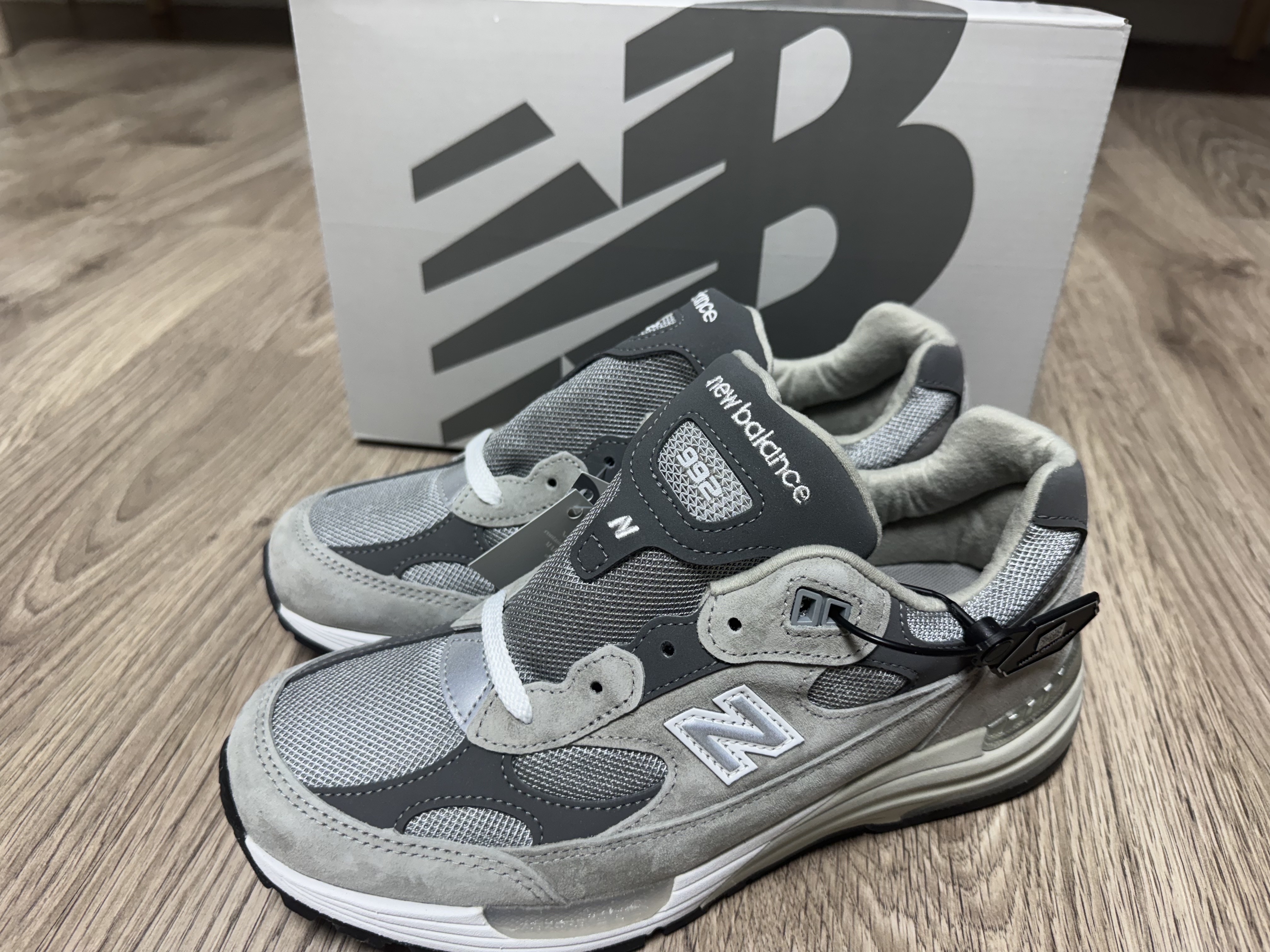 New Balance 992 Made in USA Core Grey Silver Metallic 착용 스타일