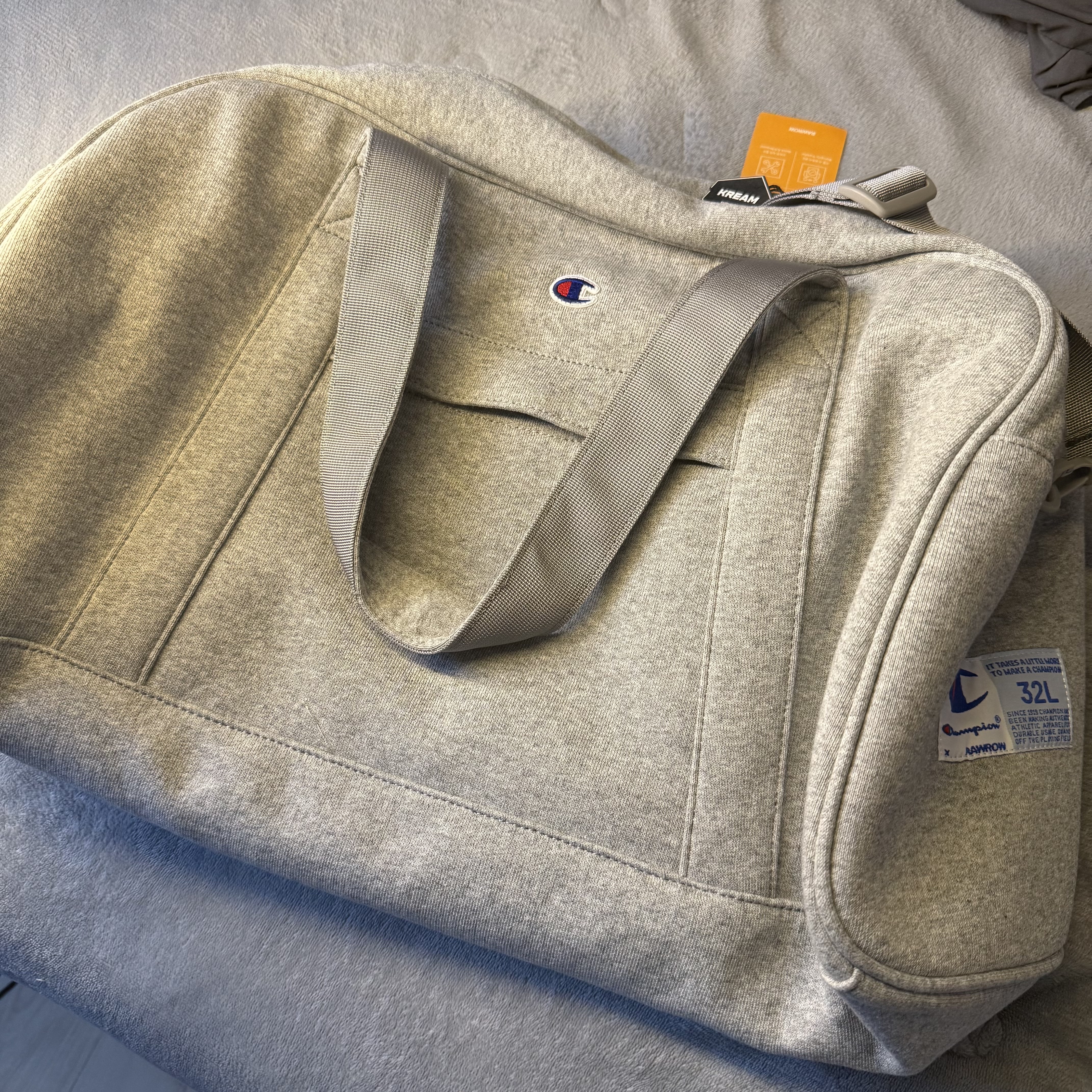 Champion x Rawrow String Boston Bag Grey 착용 스타일 - 1