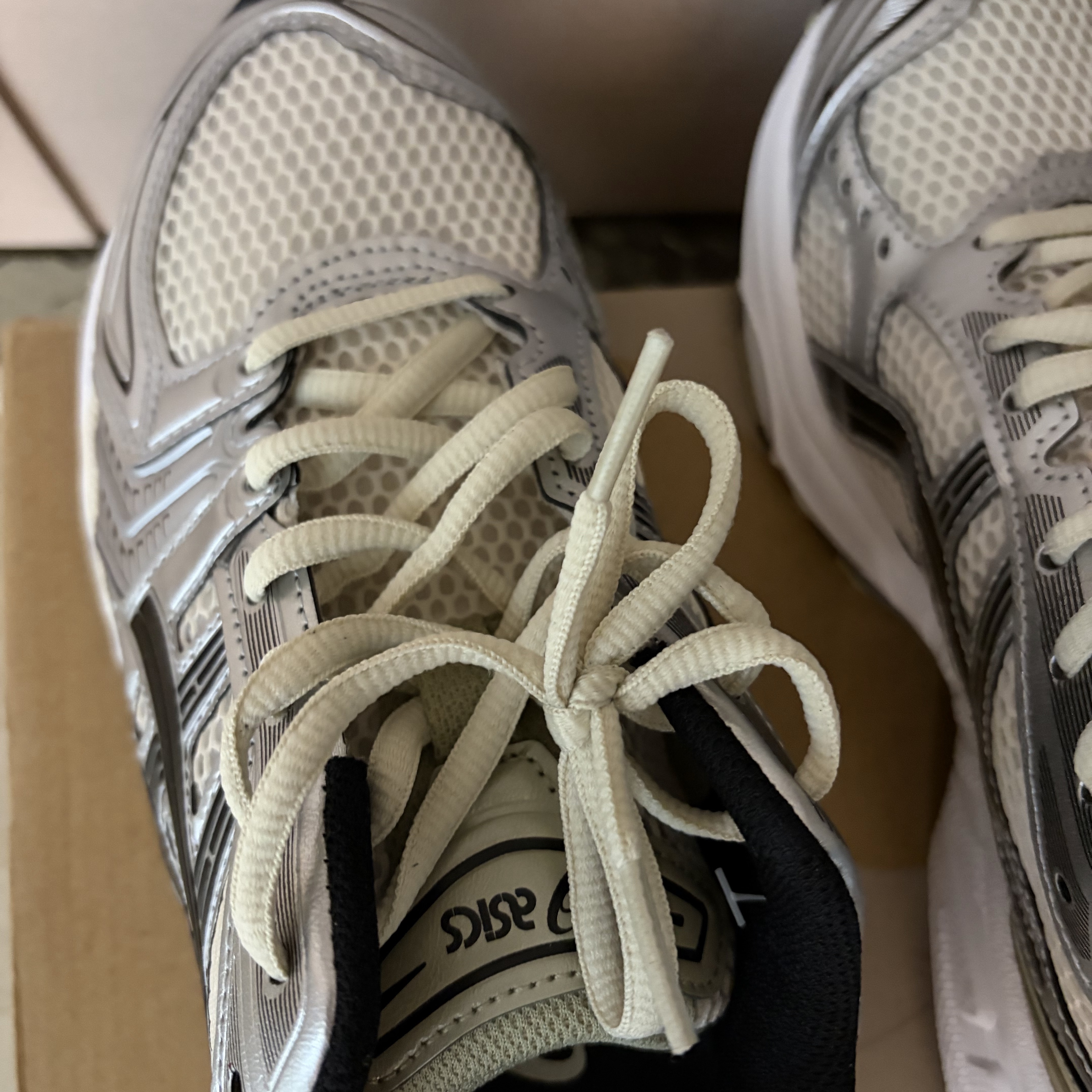 Asics Gel-Kayano 14 Birch Pure Silver 착용 스타일