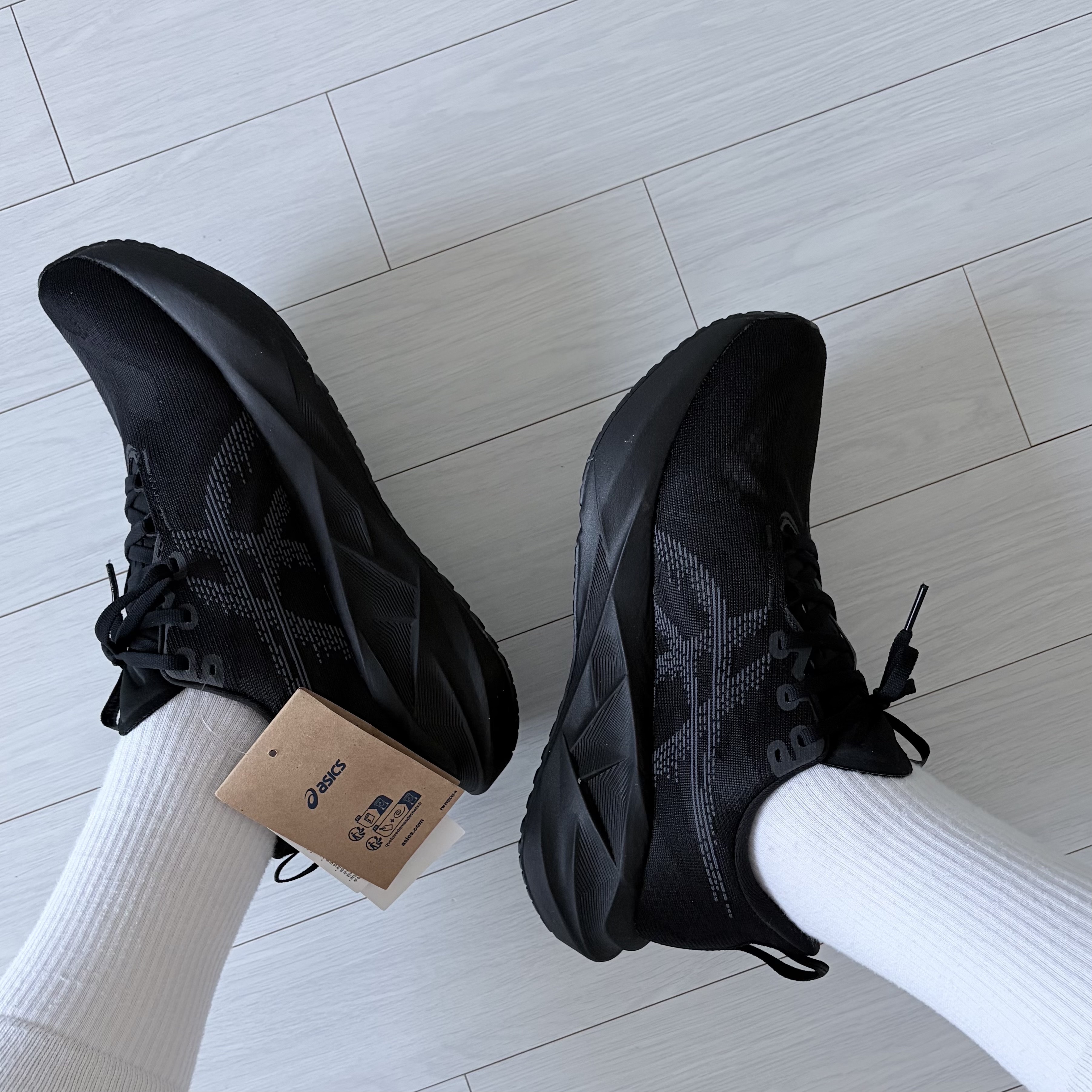 Asics Novablast 5 Black Carrier Grey - 2E Wide 착용 스타일