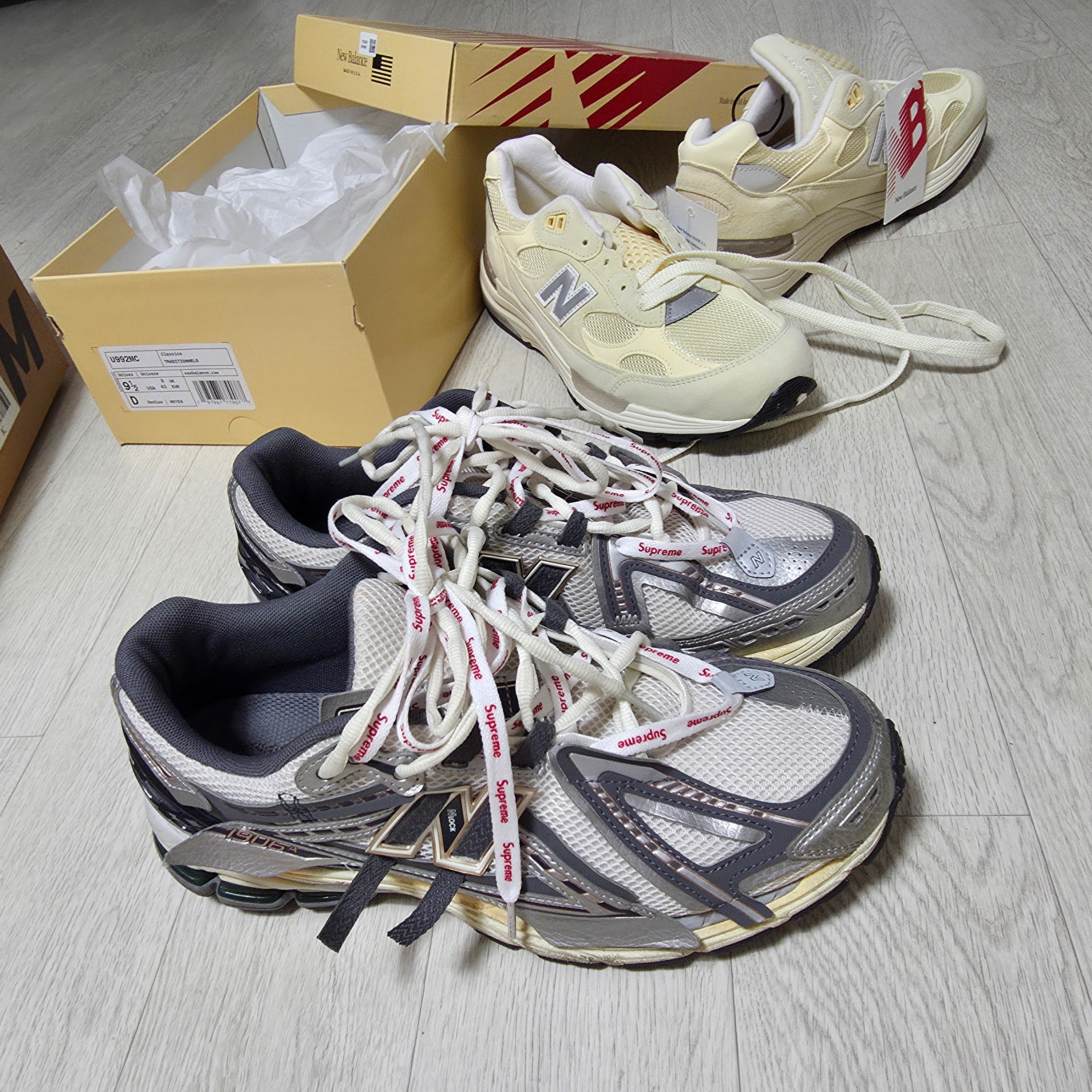 New Balance 1906A Silver Metallic Castlerock, New Balance 992 Made in USA Calcium Raw Cashew 착용 스타일 - 2