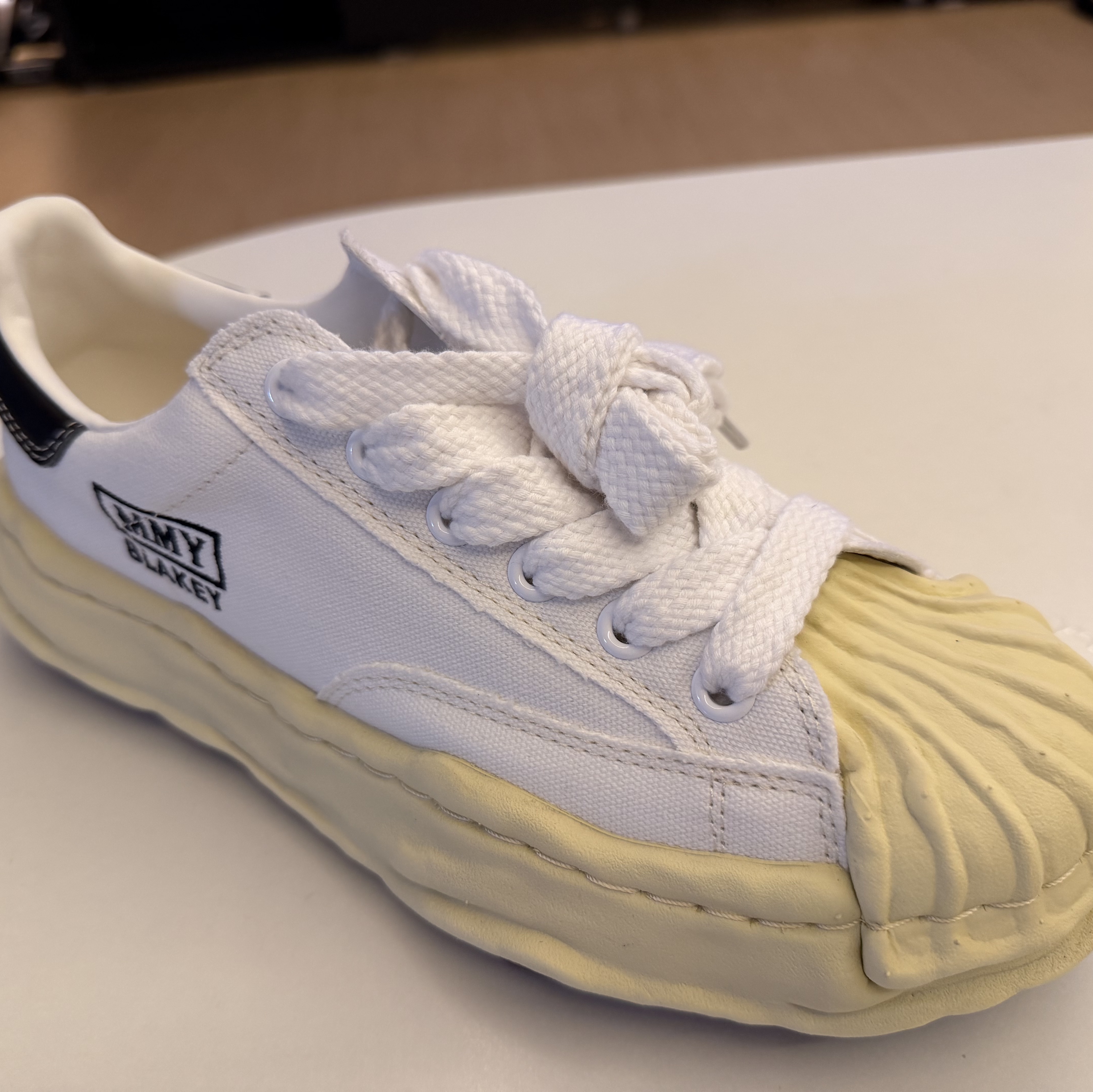 Maison Mihara Yasuhiro Blakey VL OG Sole Canvas Low-top Sneakers White 착용 스타일 - 1