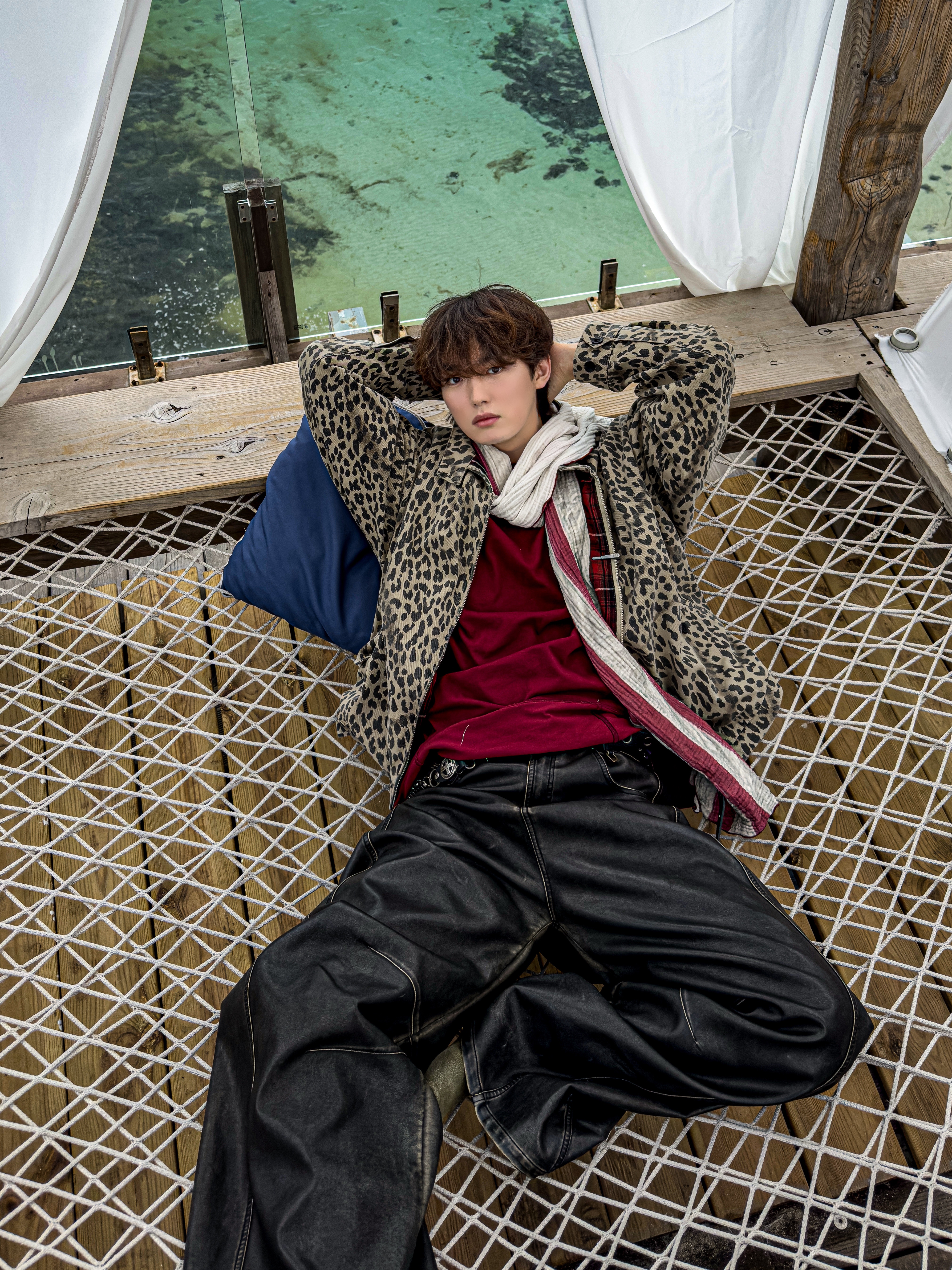 QT8 GARMENTS Washed Leopard Harrington Jacket Beige 착용 스타일 - 3