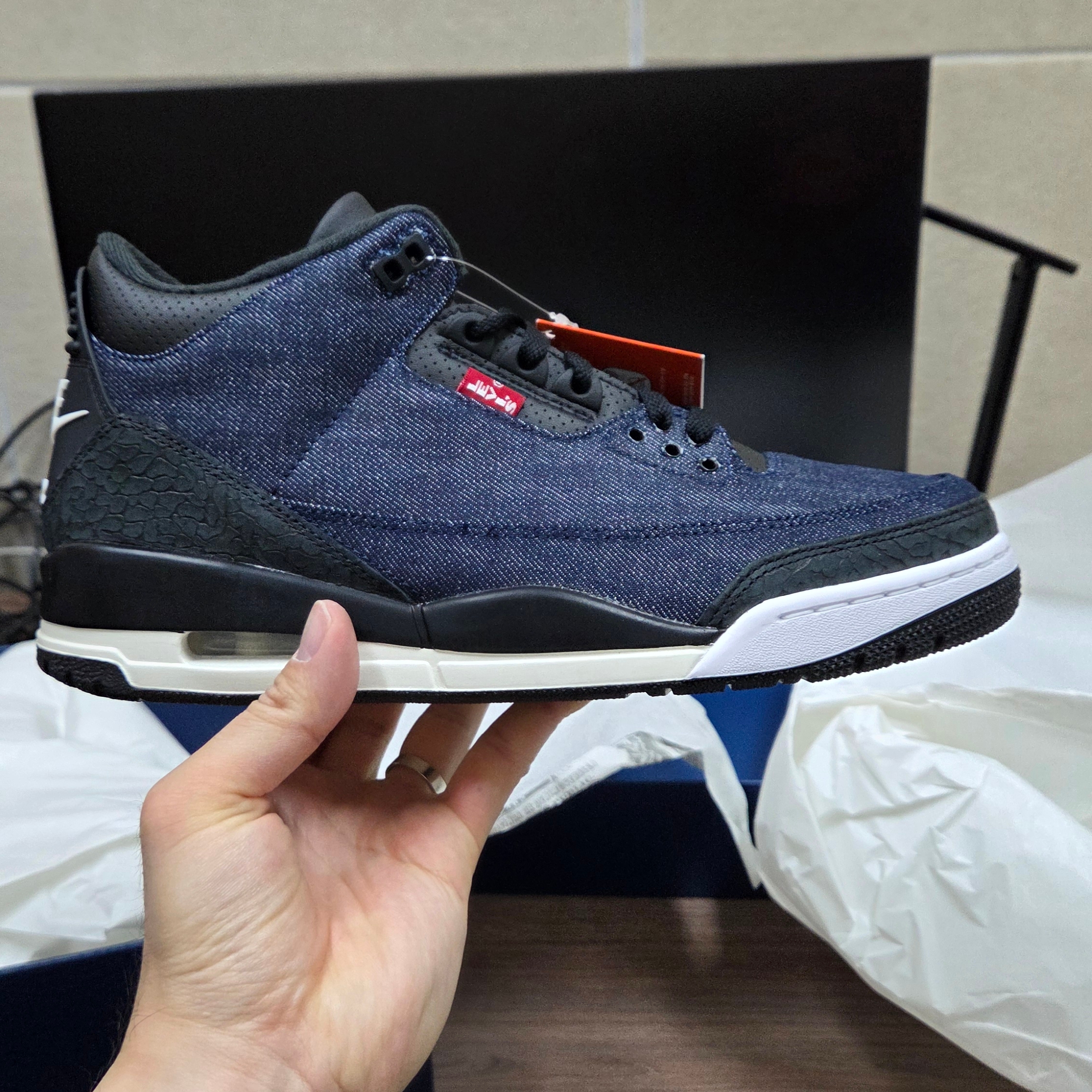 Jordan 3 x Levi’s Indigo and Gym Red 착용 스타일 - 1