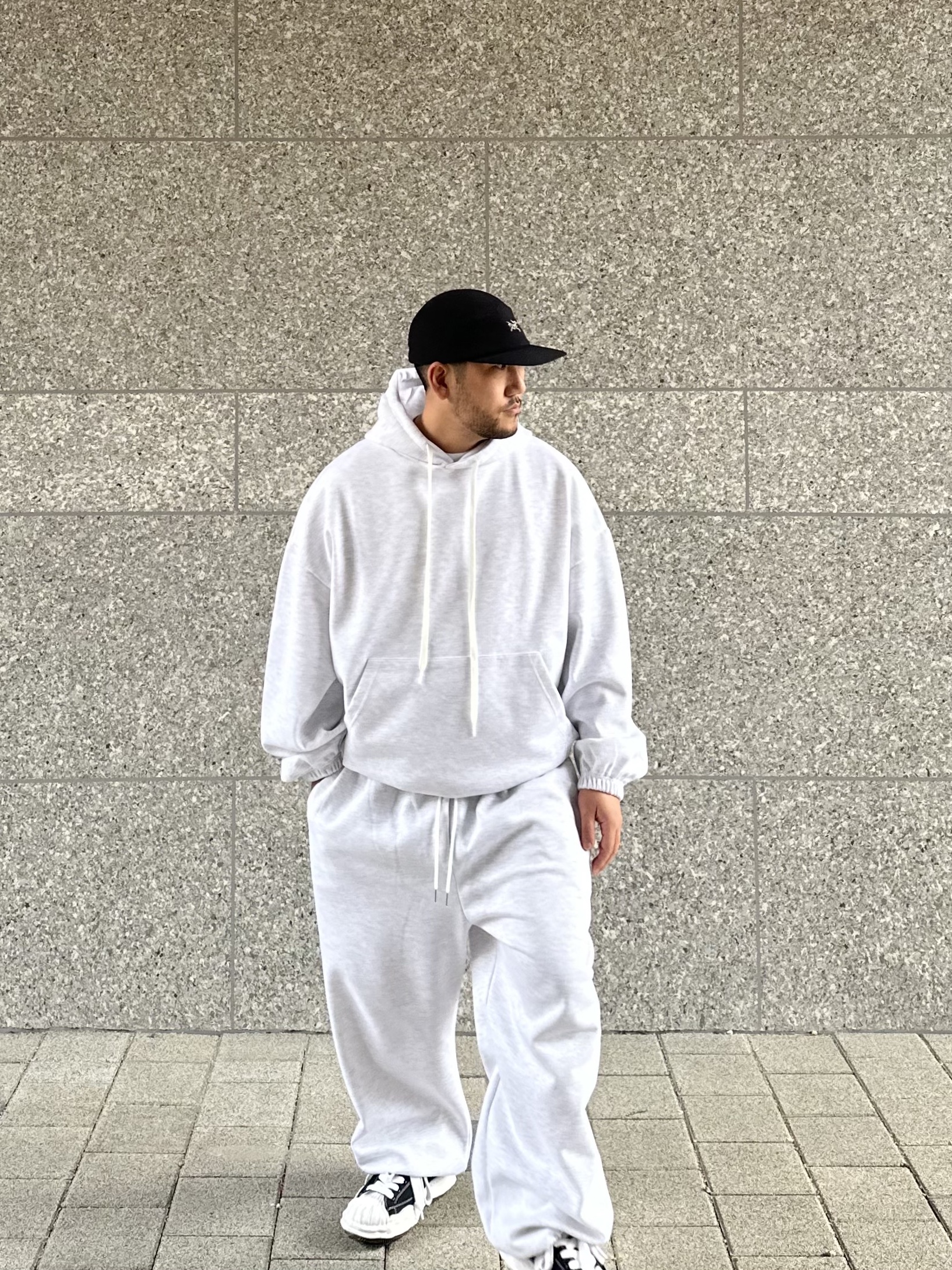 Arc'teryx Gamma 5 Panel Cap Black Arctic Silk, Maison Mihara Yasuhiro Blakey OG Sole Canvas Low-top Sneakers Black White 착용 스타일 - 3