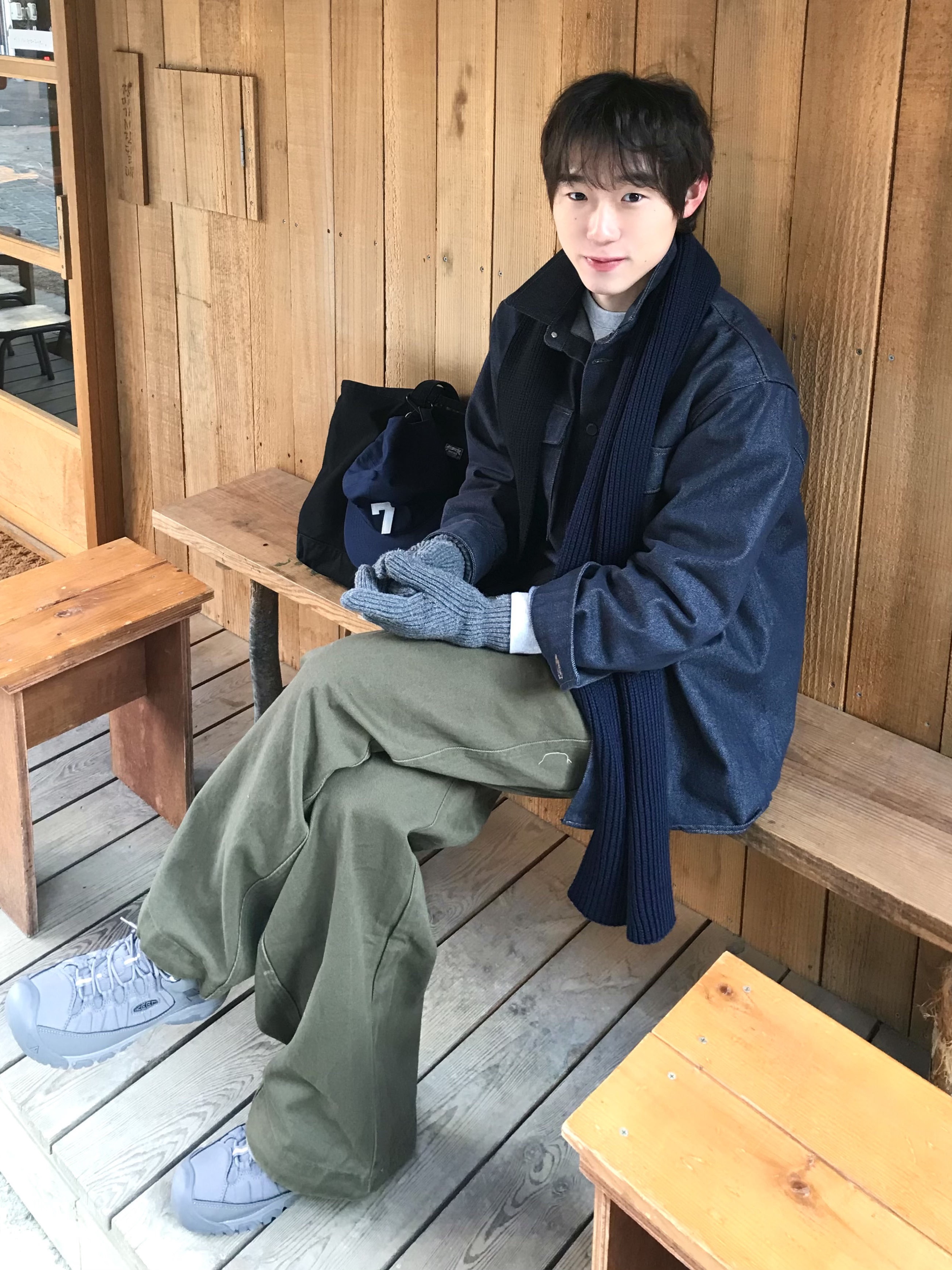 Uniqlo x Kaws Heattech Knit Scarf Navy 착용 스타일 - 1
