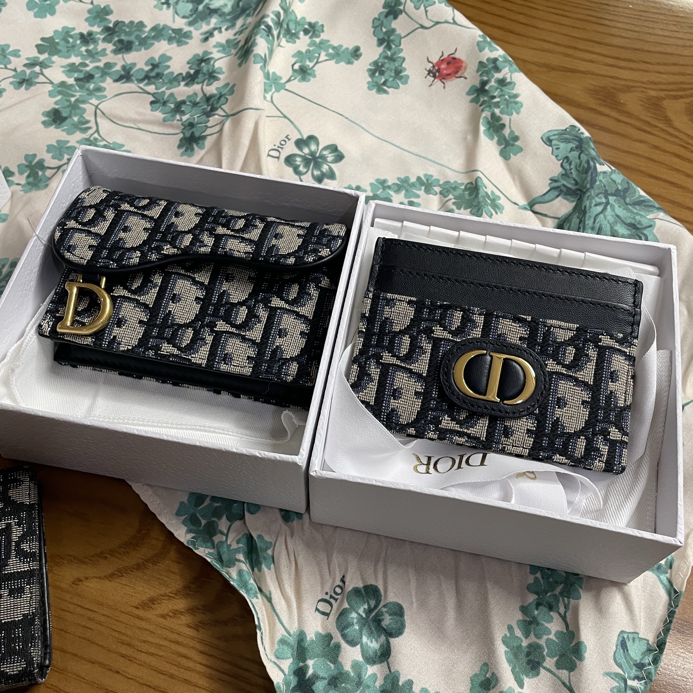 Dior 30 Montaigne Five Slot Card Holder Blue Dior Oblique Jacquard, Dior Saddle Flap Card Holder Blue Dior Oblique Jacquard 착용 스타일