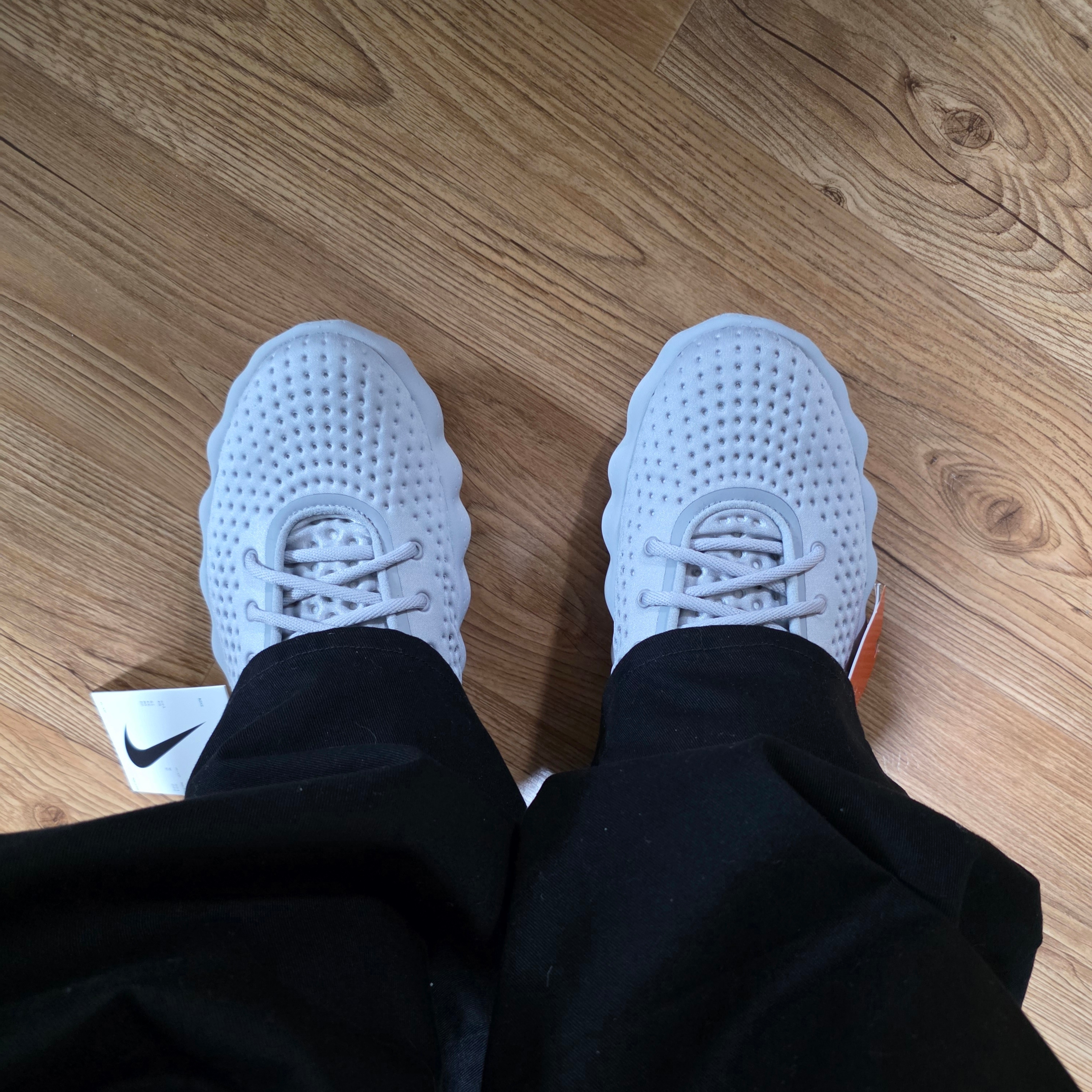Nike Mind 002 Light Smoke Grey Photon Dust 착용 스타일
