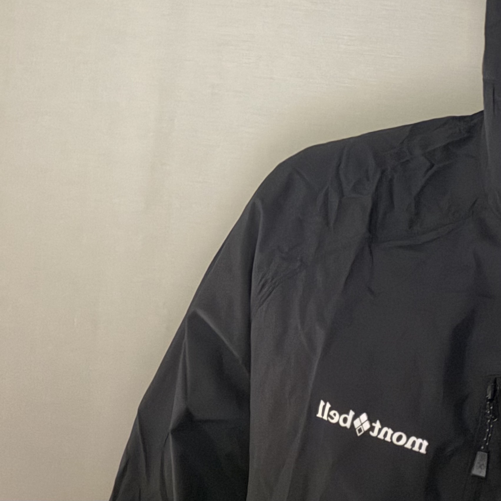 Montbell Wind Blast Hooded Jacket Black, Casetify iPhone MagSafe Ripple Case Black 착용 스타일 - 2