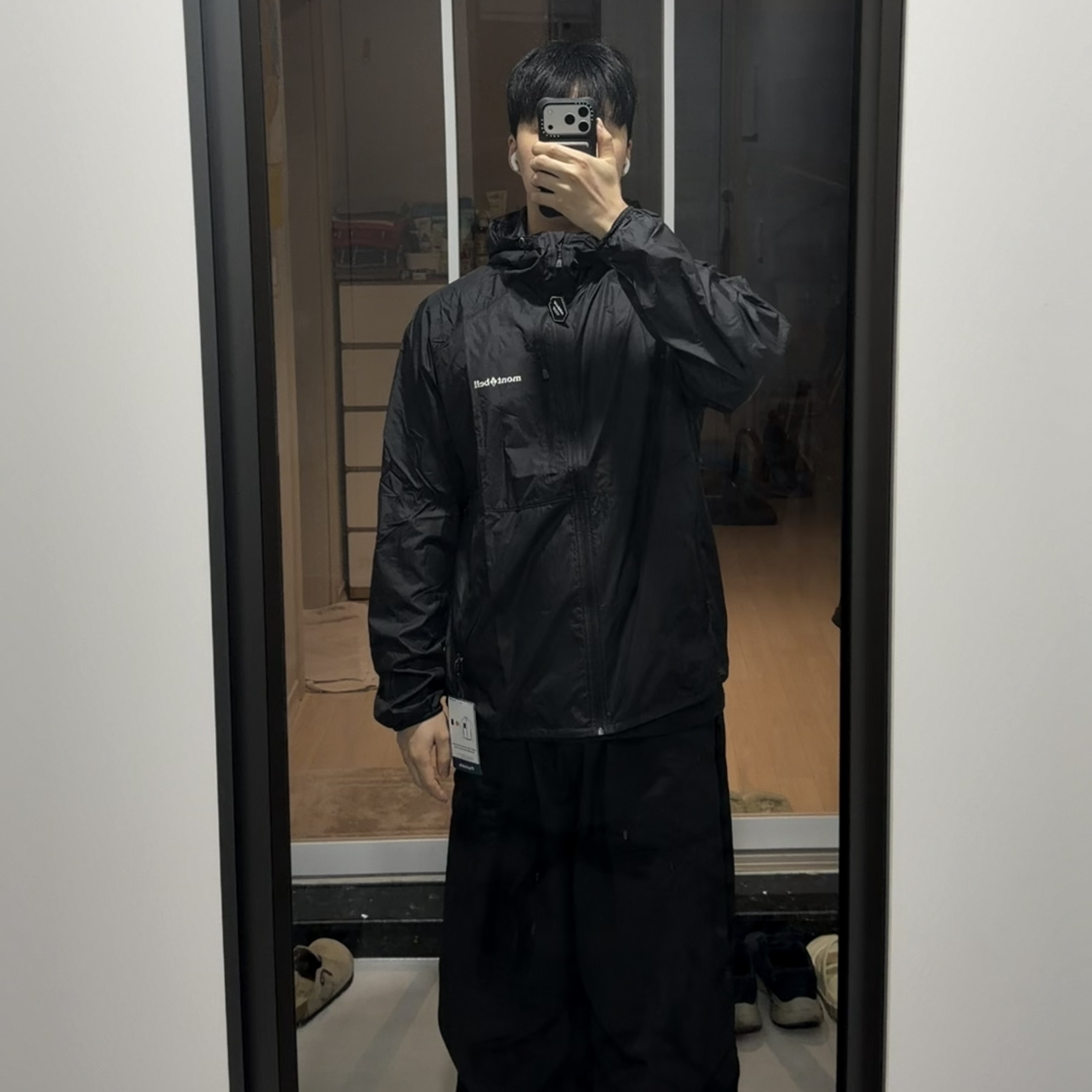 Montbell Wind Blast Hooded Jacket Black, Casetify iPhone MagSafe Ripple Case Black 착용 스타일 - 1
