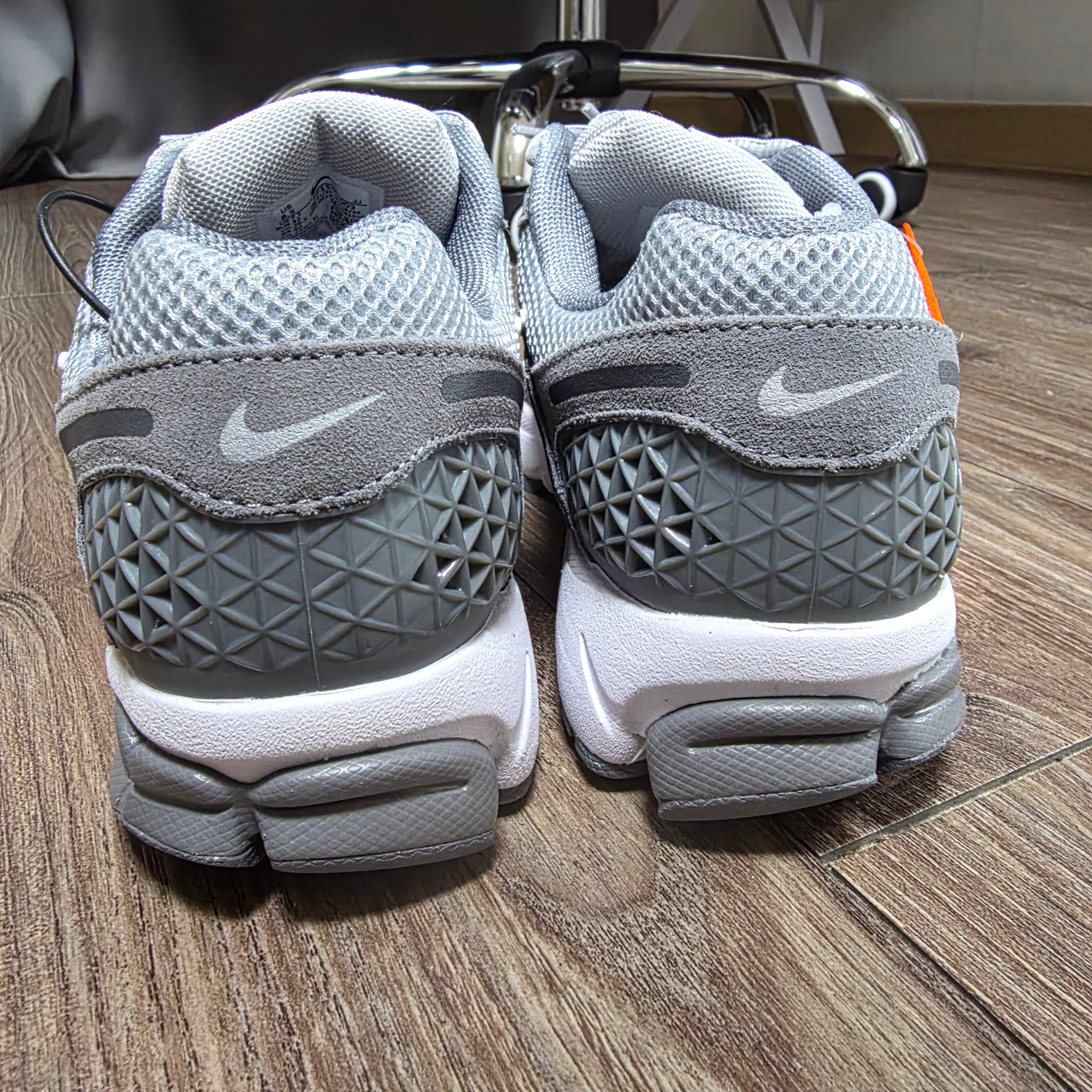 Nike Zoom Vomero 5 Cool Grey White 착용 스타일 - 3