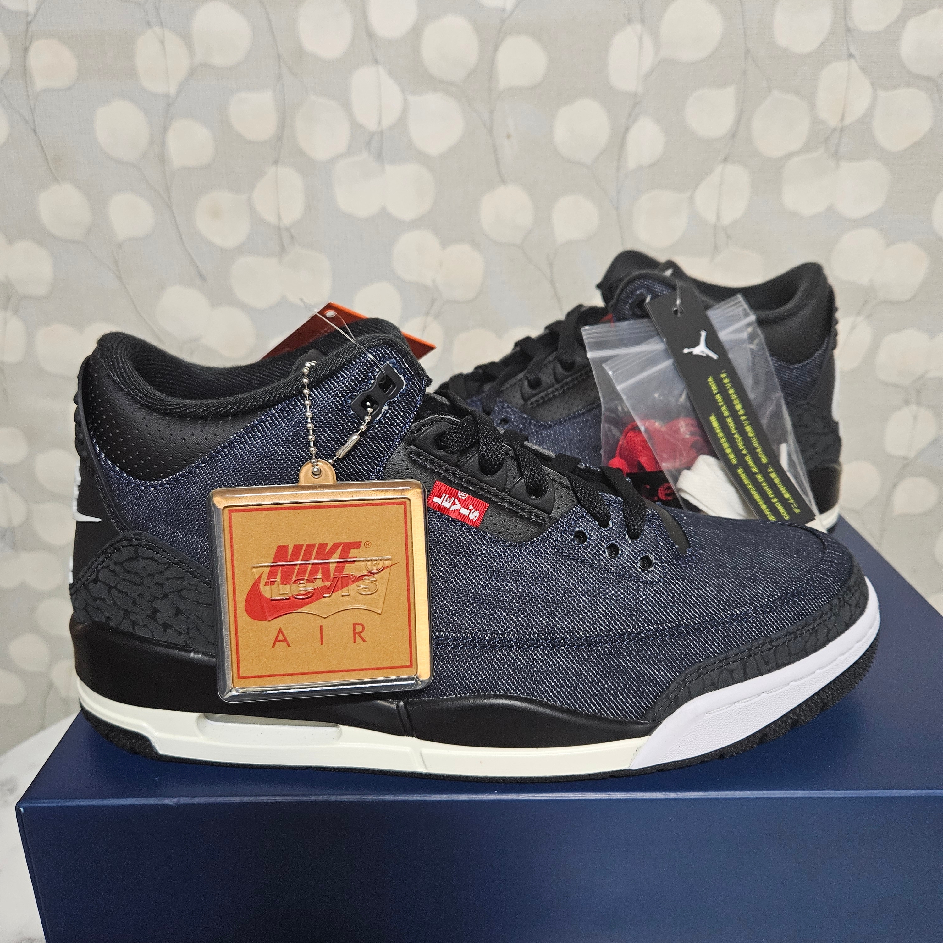 Jordan 3 x Levi’s Indigo and Gym Red 착용 스타일 - 1