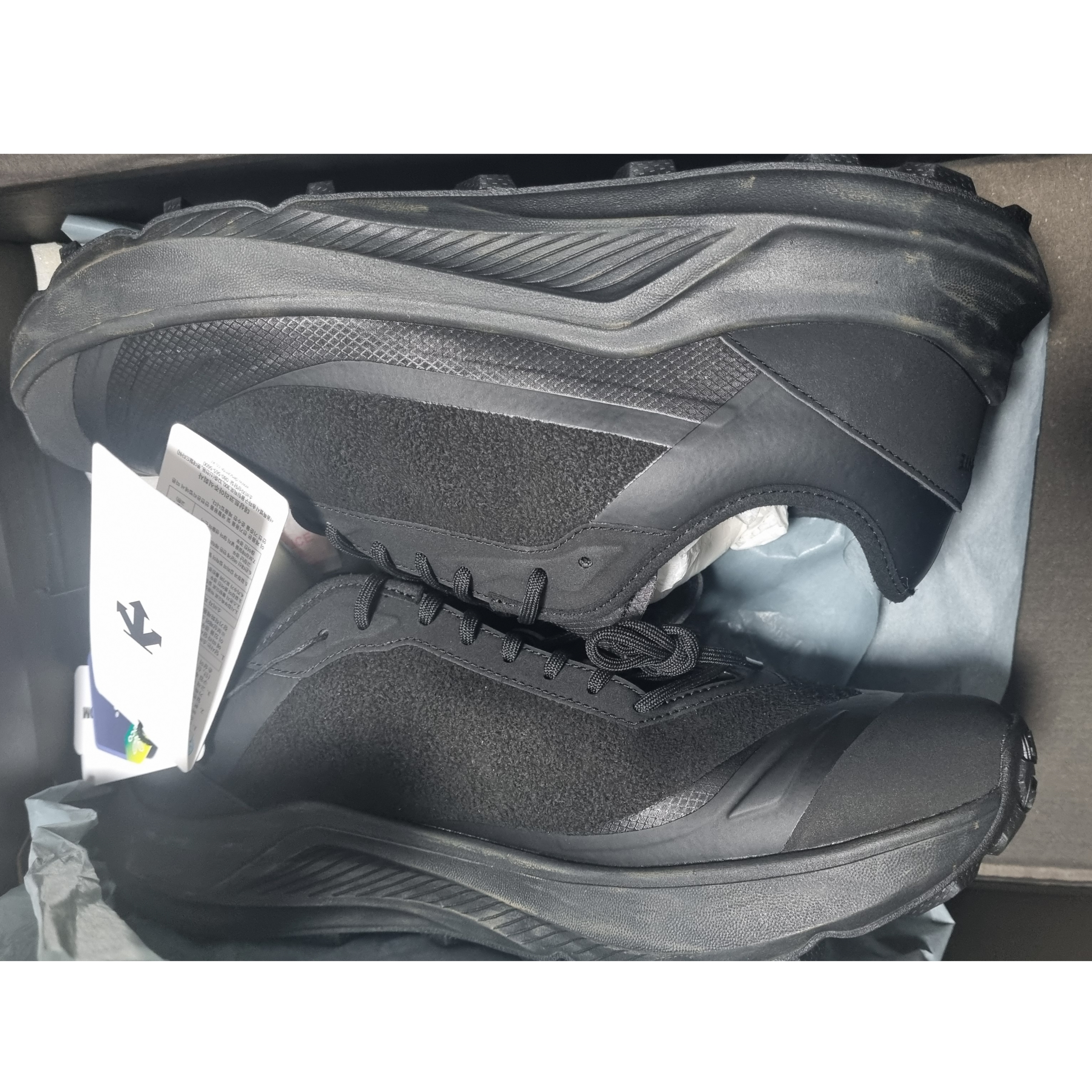 Descente x Hatchingroom Z02 Trail Running Shoes Black 착용 스타일 - 1