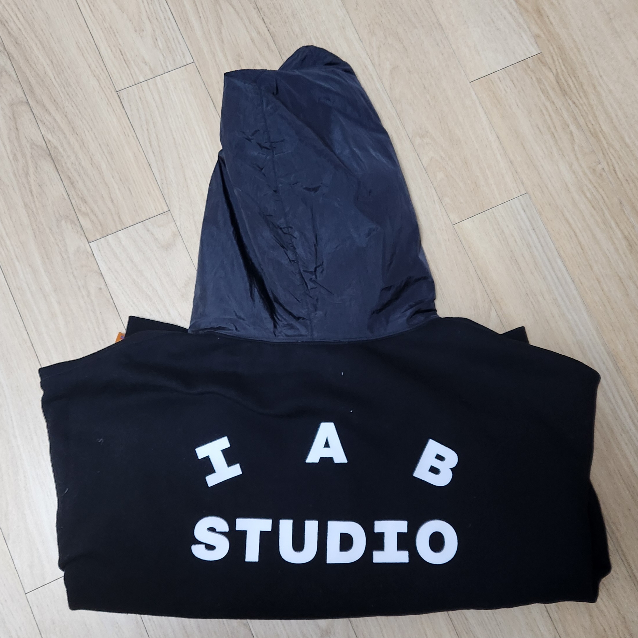 IAB Studio Woven Hoodie Black 착용 스타일 - 2