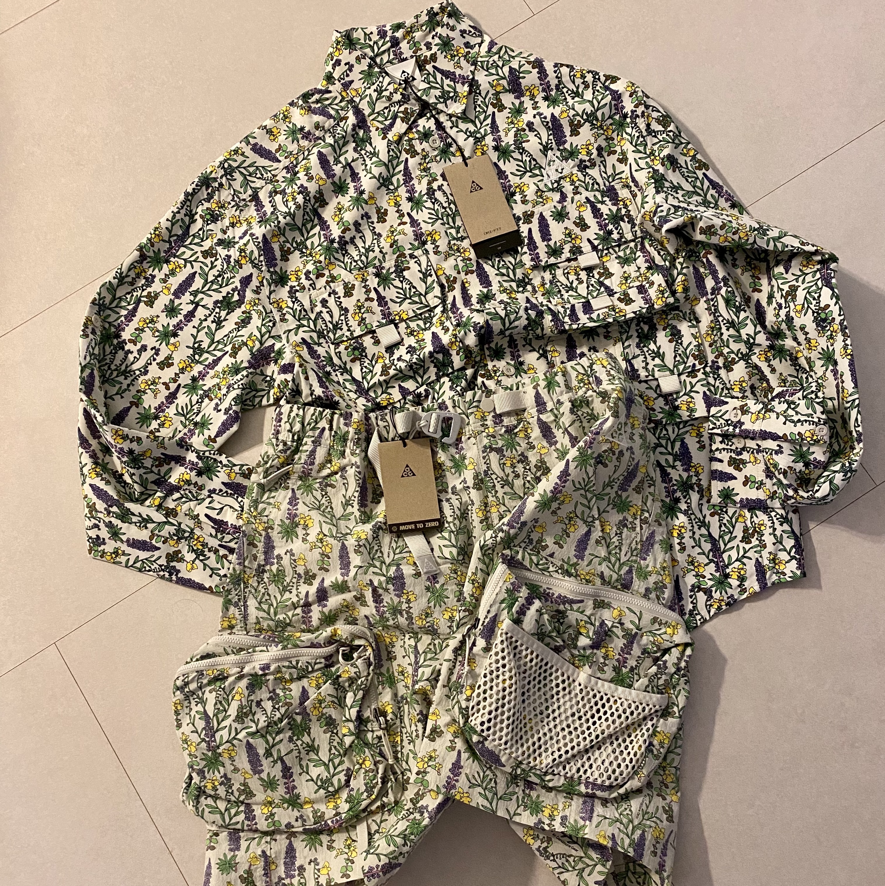 Nike ACG Snowgrass Allover Print Cargo Shorts Light Bone - US/EU, Nike NRG ACG Dri-Fit UV Snowgrass Trail Shirt Light Bone - Asia 착용 스타일 - 1