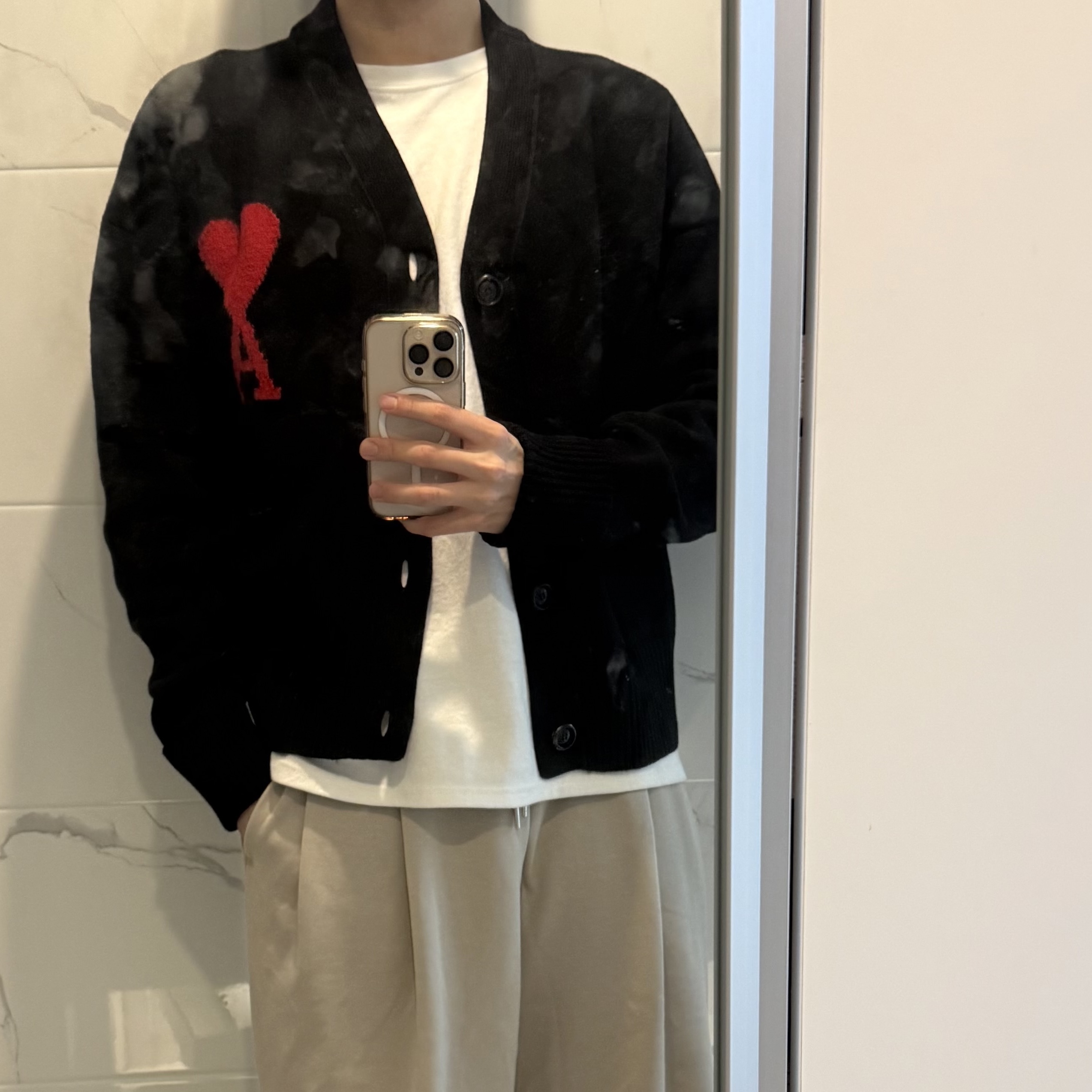 AMI de Coeur Oversize Intarsia Cardigan Black 착용 스타일