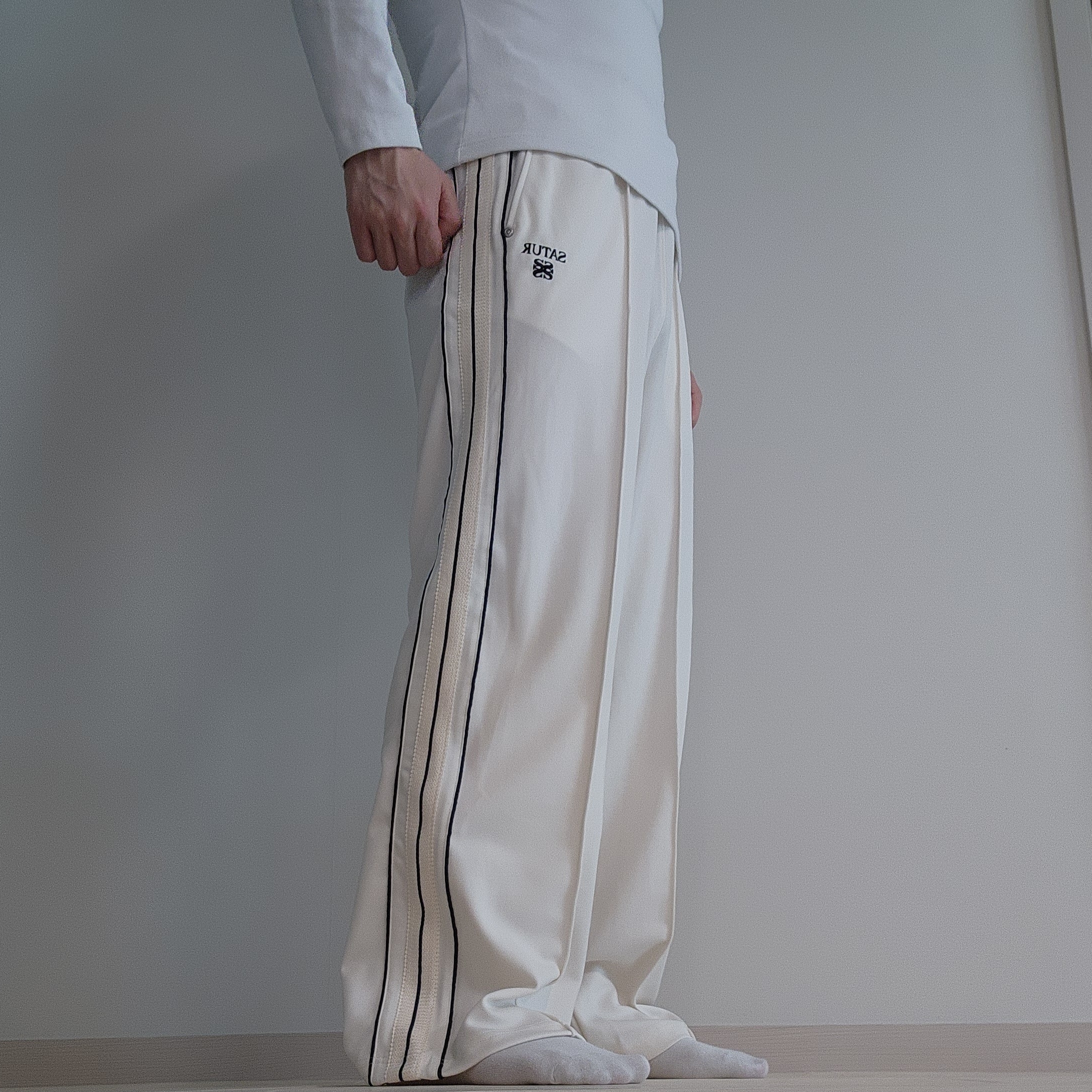 SATUR Essential Lawton Track Pants Cream 착용 스타일 - 3