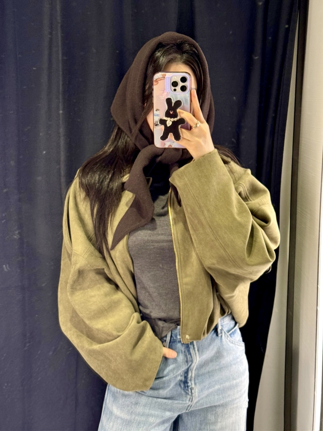 (W) COS Oversized Wool Triangle Muffler Dark Brown 착용 스타일 - 2
