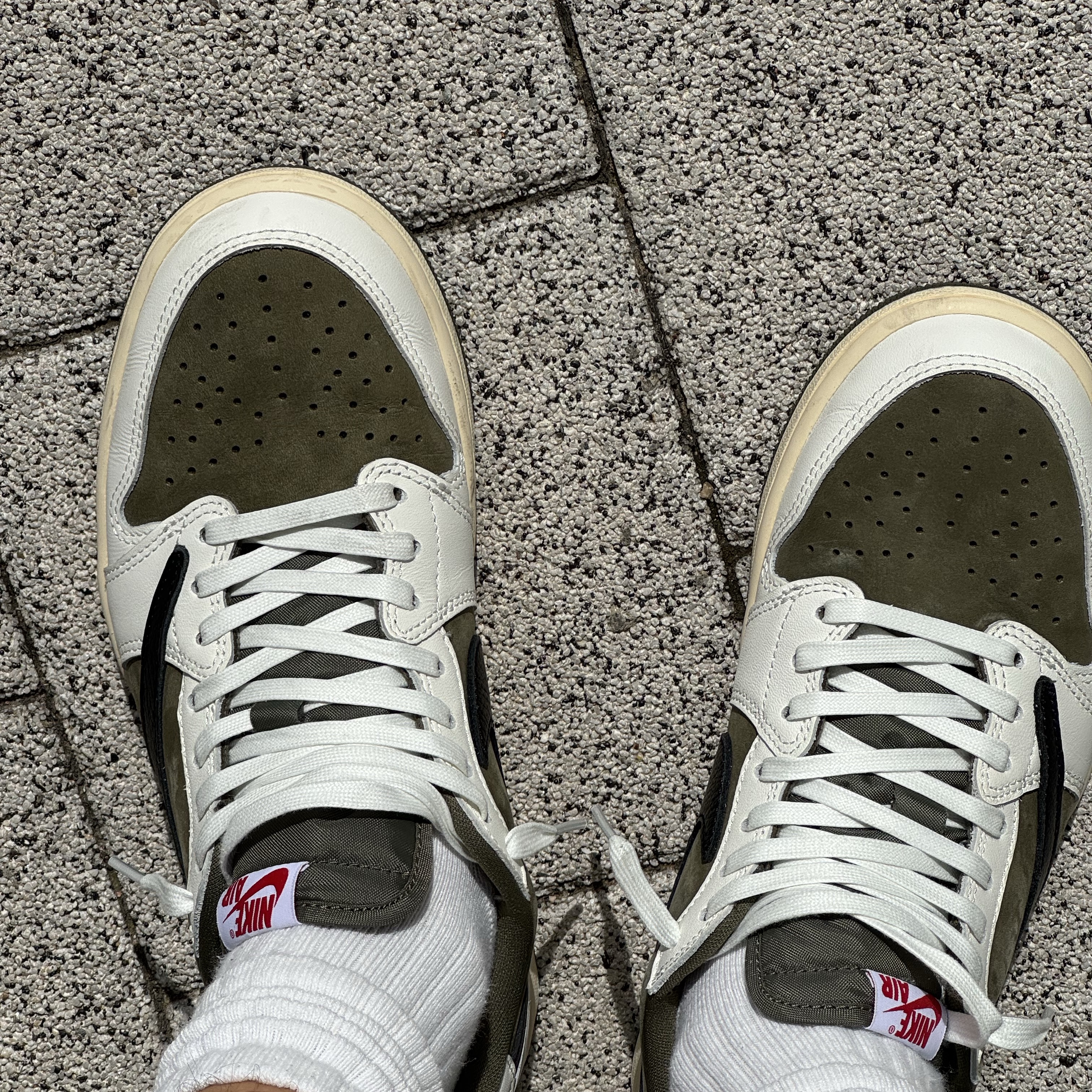 Jordan 1 x Travis Scott Retro Low OG SP Reverse Olive 착용 스타일