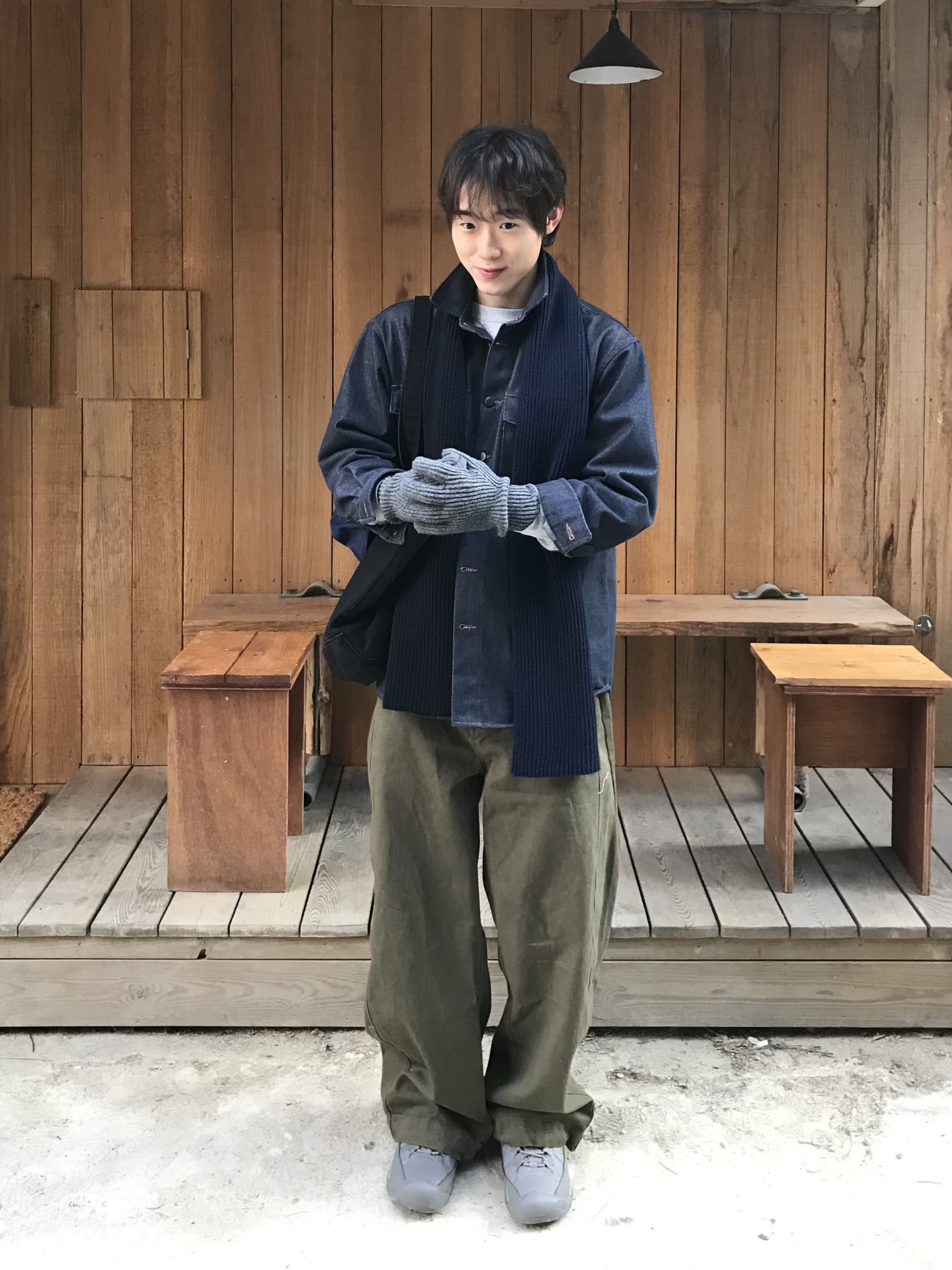 Uniqlo x Kaws Heattech Knit Scarf Navy 착용 스타일 - 5