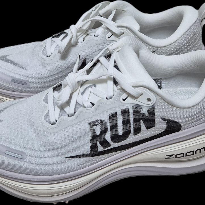 Nike Vomero Plus RUN Summit White Vast Grey 착용 스타일